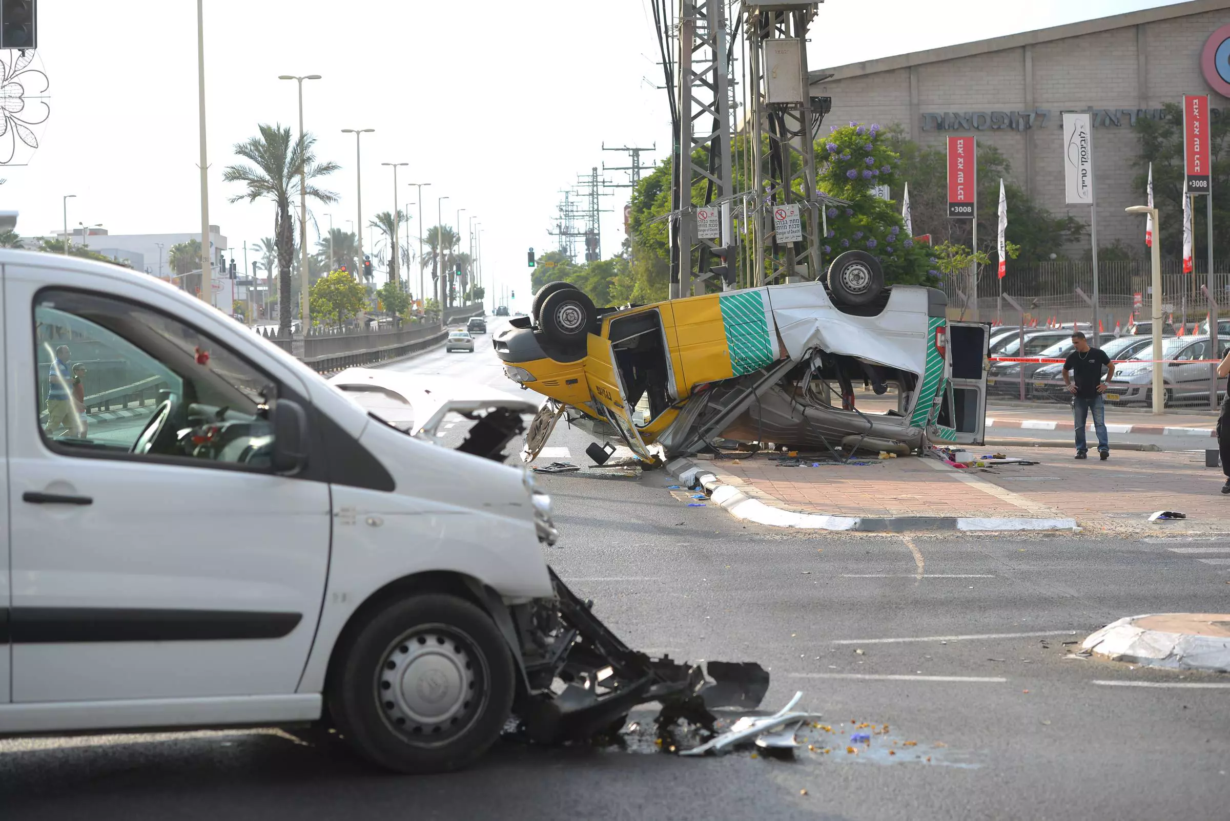 שמונה פצועים בהתהפכות מונית שירות בפתח תקווה, אוקטובר 2014
