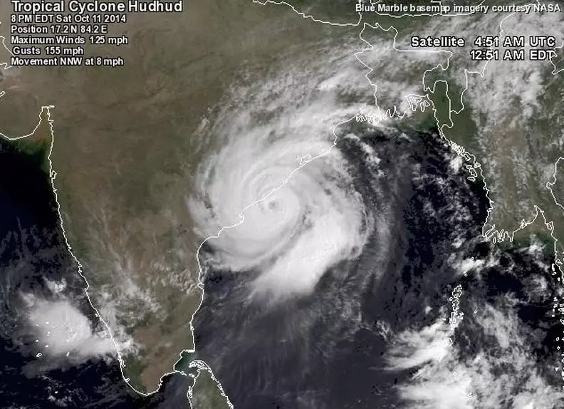 תצלום לוויין של הסופה מגיעה לחופי הודו, אמש