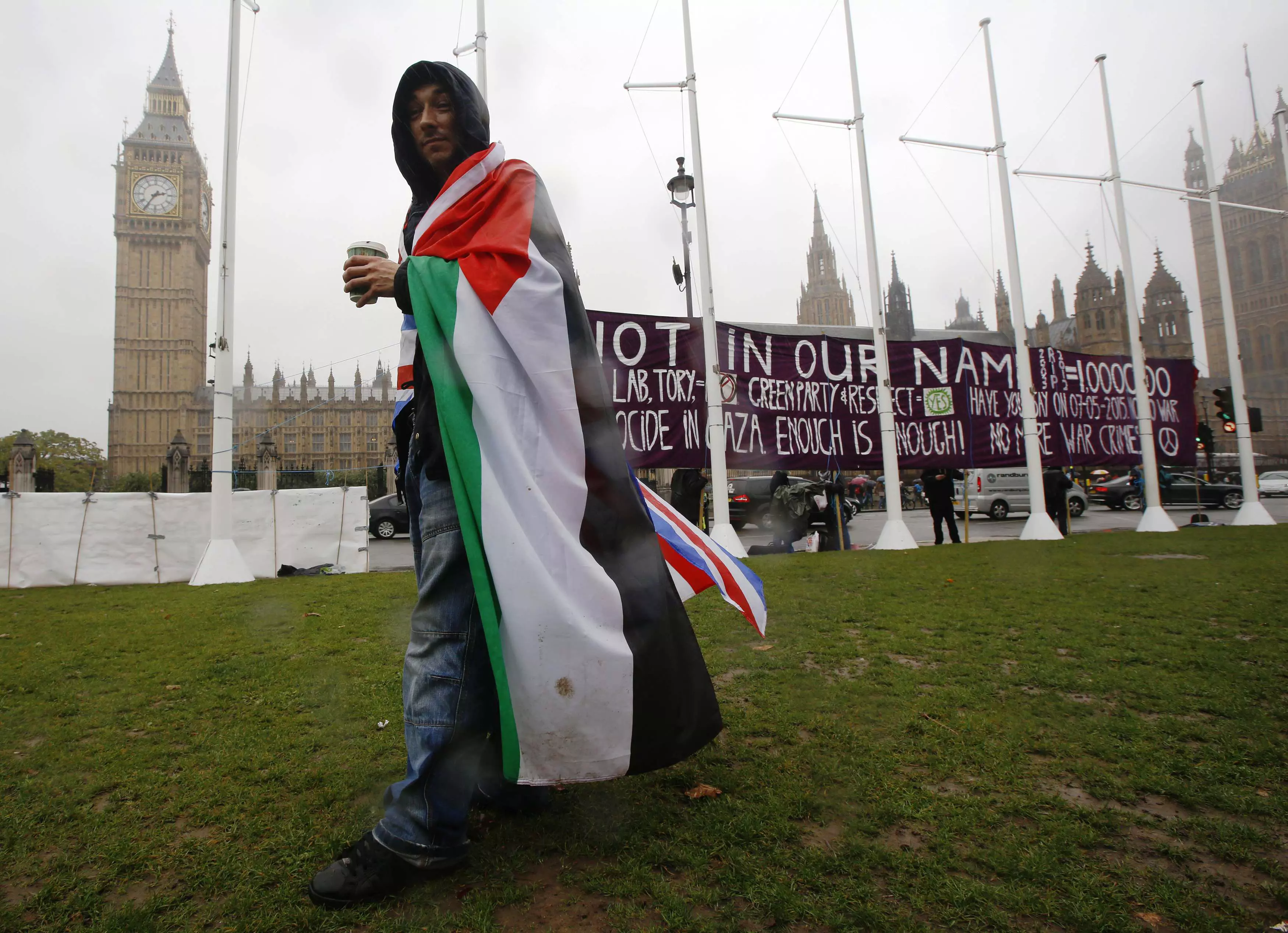 מפגין בעד הכרה בפלסטין, ביום ההצבעה בפרלמנט הבריטי