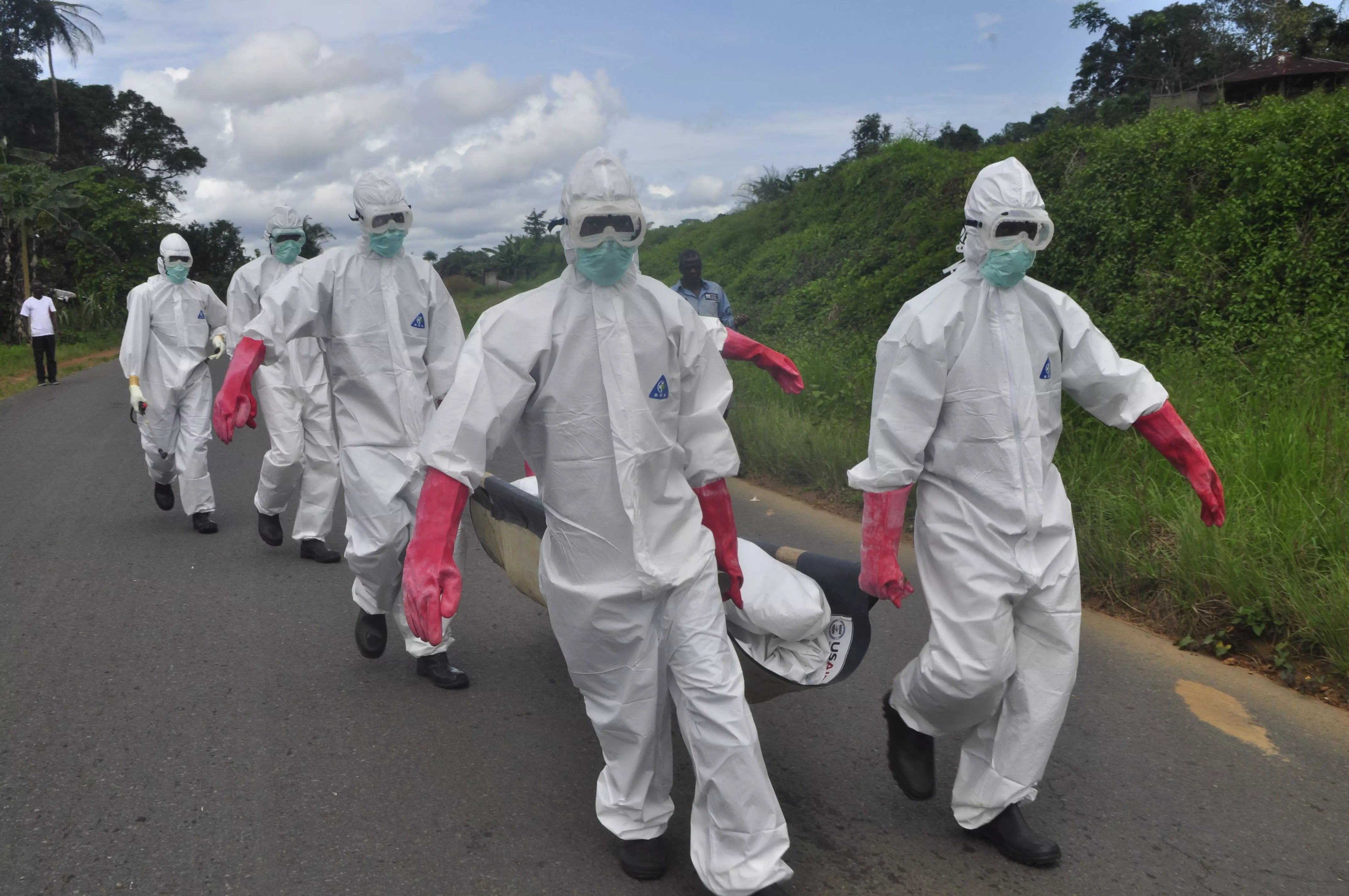 צוותים רפואיים קוברים אישה שמתה מנגיף האבולה בליבריה