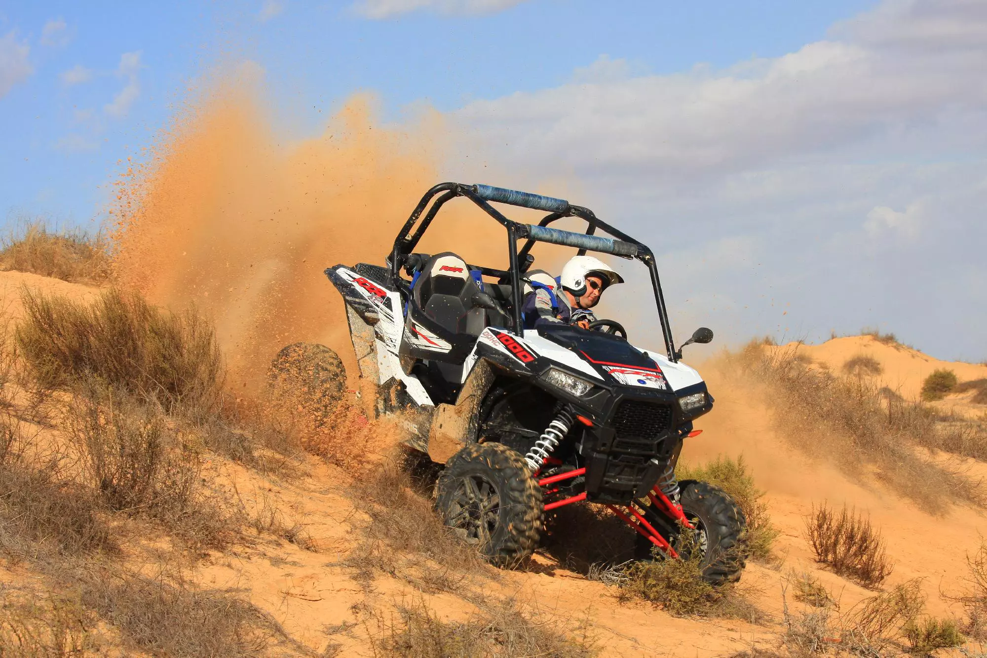 ה-RZR מנצל את צמיגיו הגדולים כדי לצוף על פני הדיונות, ולבלוע באמפים קטלניים. אין בישראל דיונה שתעצור אותו, או את המאבריק