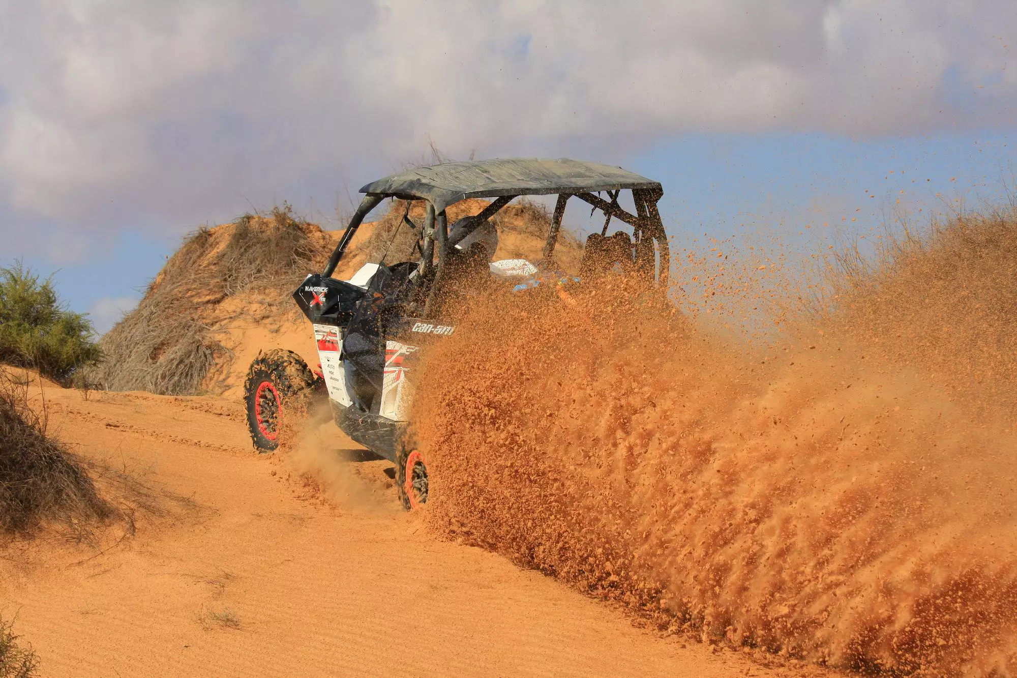 המאבריק מעפיל על הדיונות; קטע החולות של המבחן נערך בשטחי אש צבאיים