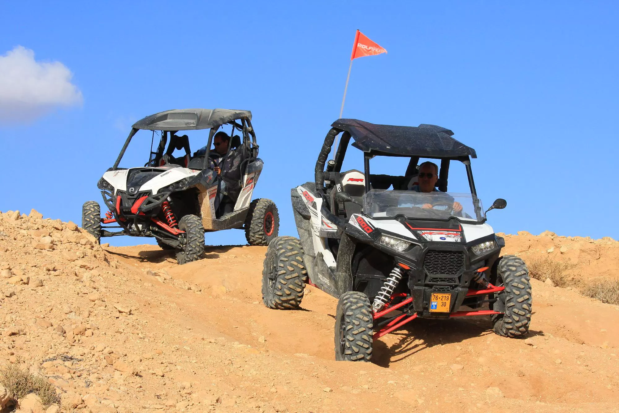 מימין, פולאריס RZR. משמאל, קאן-אם Maverick