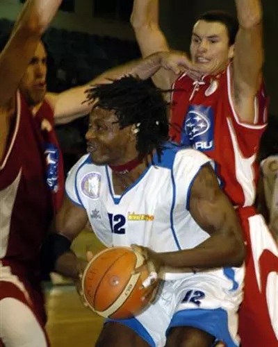 חזר לשלוט בצבע. טונג'י אווג'ובי מול שני אדומים הערב בזיסמן