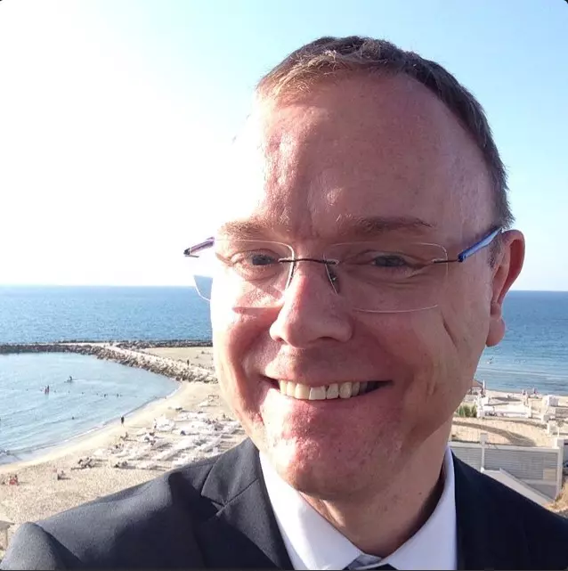 "לא בוחרים צד". השגריר השוודי קארל מגנוס בחוף הים בתל אביב