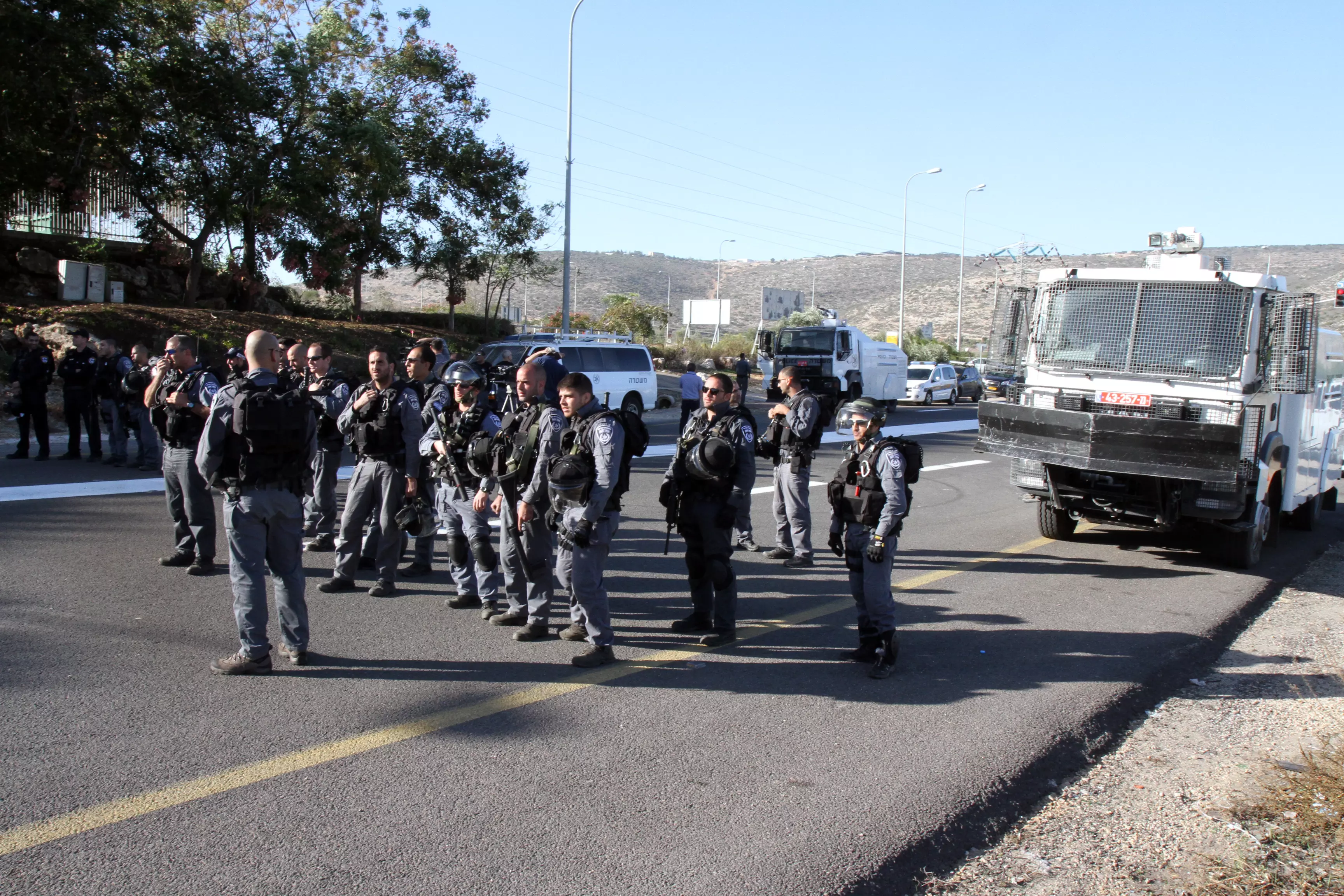 שוטרים מאבטחים את ההפגנה בכפר כנא
