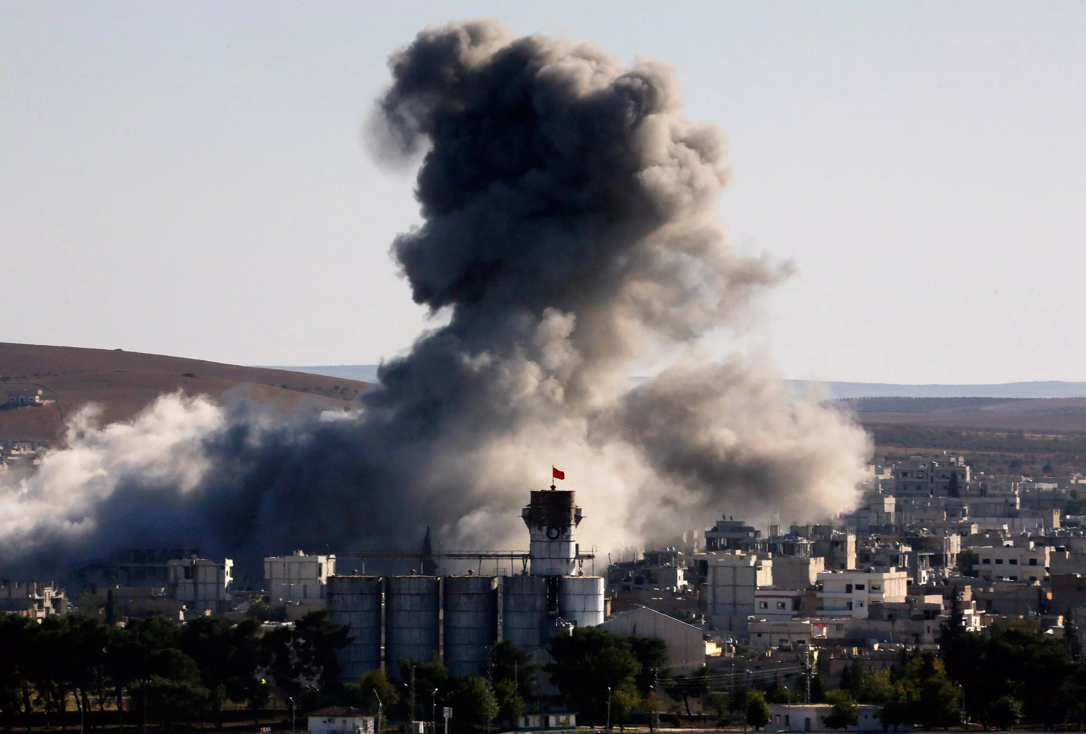 "לוחמי דאעש התמקמו במגדלים המשמשים לאחסנת תבואה". מחסני תבואה בכובאני לאחר תקיפה אווירית, החודש