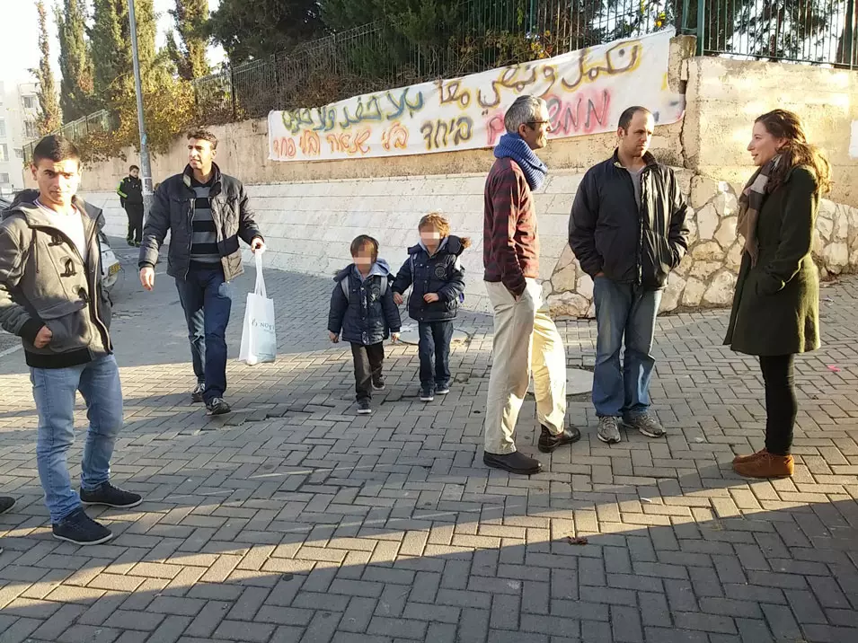 הורים וילדים מחוץ לבית הספר הדו-לשוני ביום שלאחר ההצתה