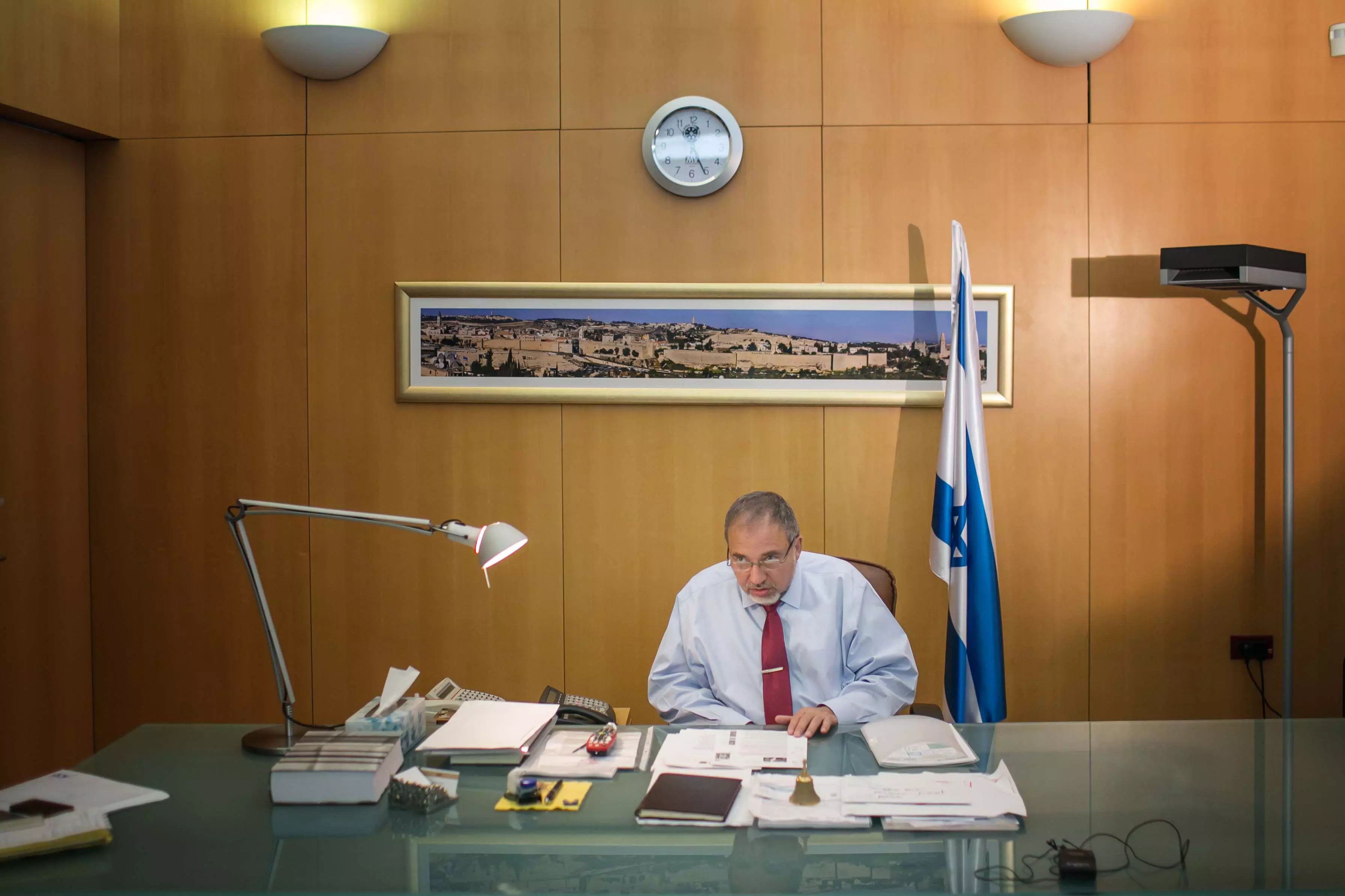 "מקבל את ההתפטרות בלב כבד". ליברמן