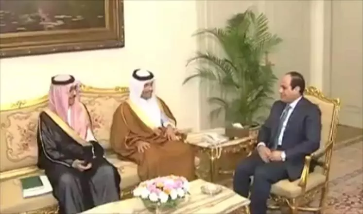 נשיא מצרים עבד אל-פתאח א-סיסי בפגישה בערב הסעודית עם נציג קטאר, שעמו סיכם על חידוש היחסים