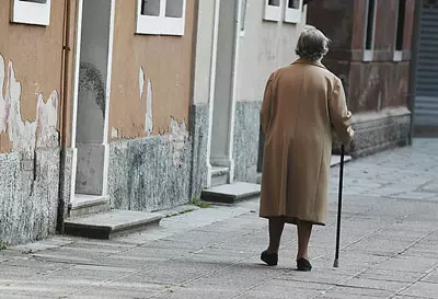 קשישים שנופלים מפתחים פחד ולעיתים נמנעים מהליכה