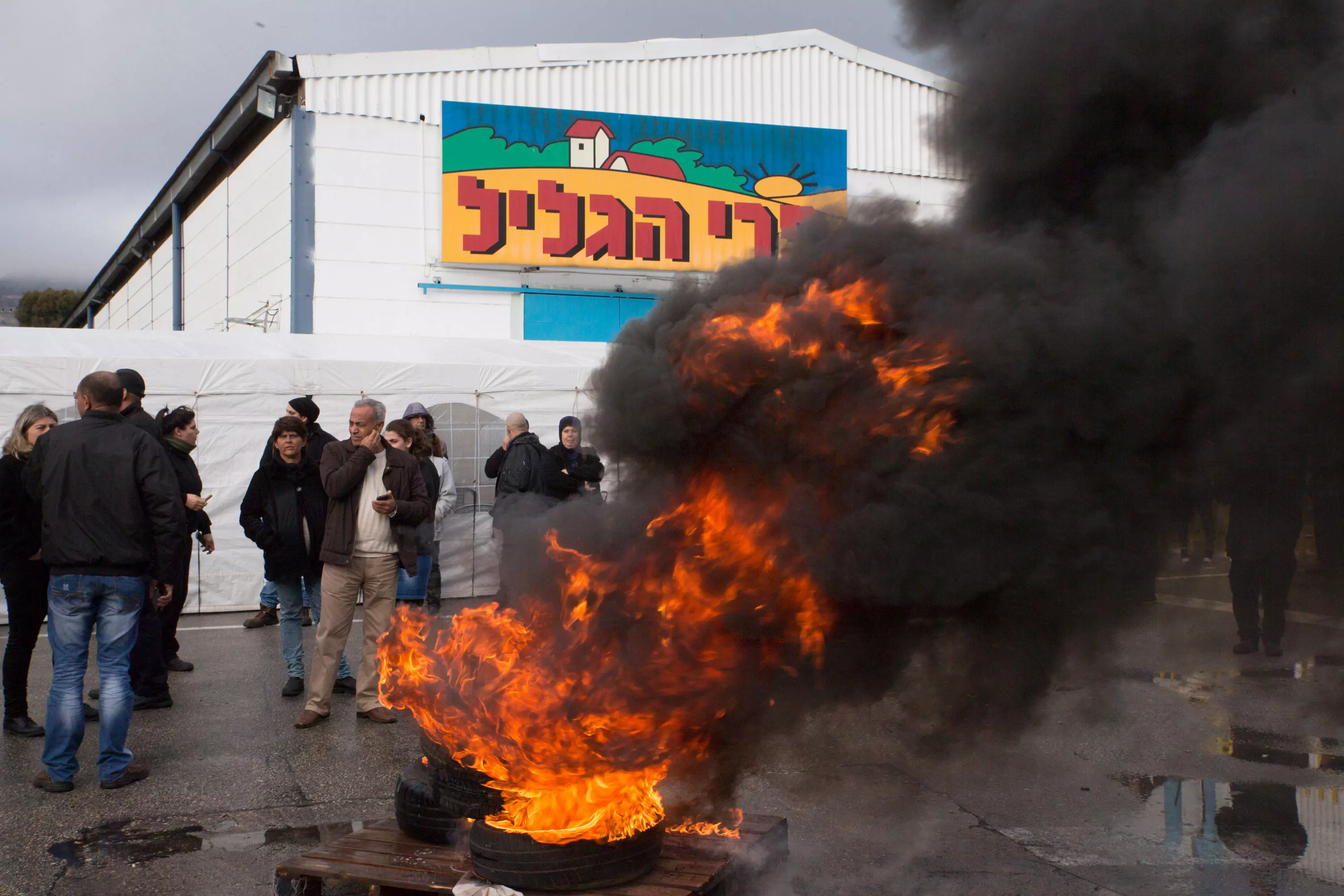 עובדי מפעל פרי הגליל מחוץ למפעל הבוקר, ינואר 2015