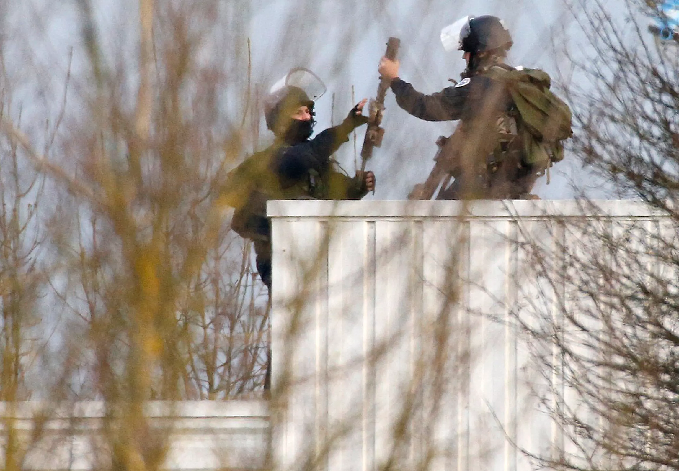 שוטרים בזמן המצור בצפון פריז