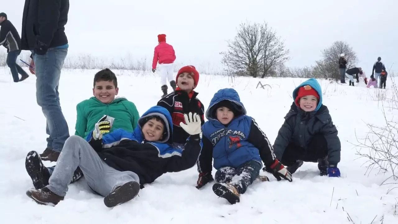 הרשויות יחליטו אם הלימודים יתקיימו בהתאם לתנאי מזג האוויר. ילדים נהנים מהשלג בצפון