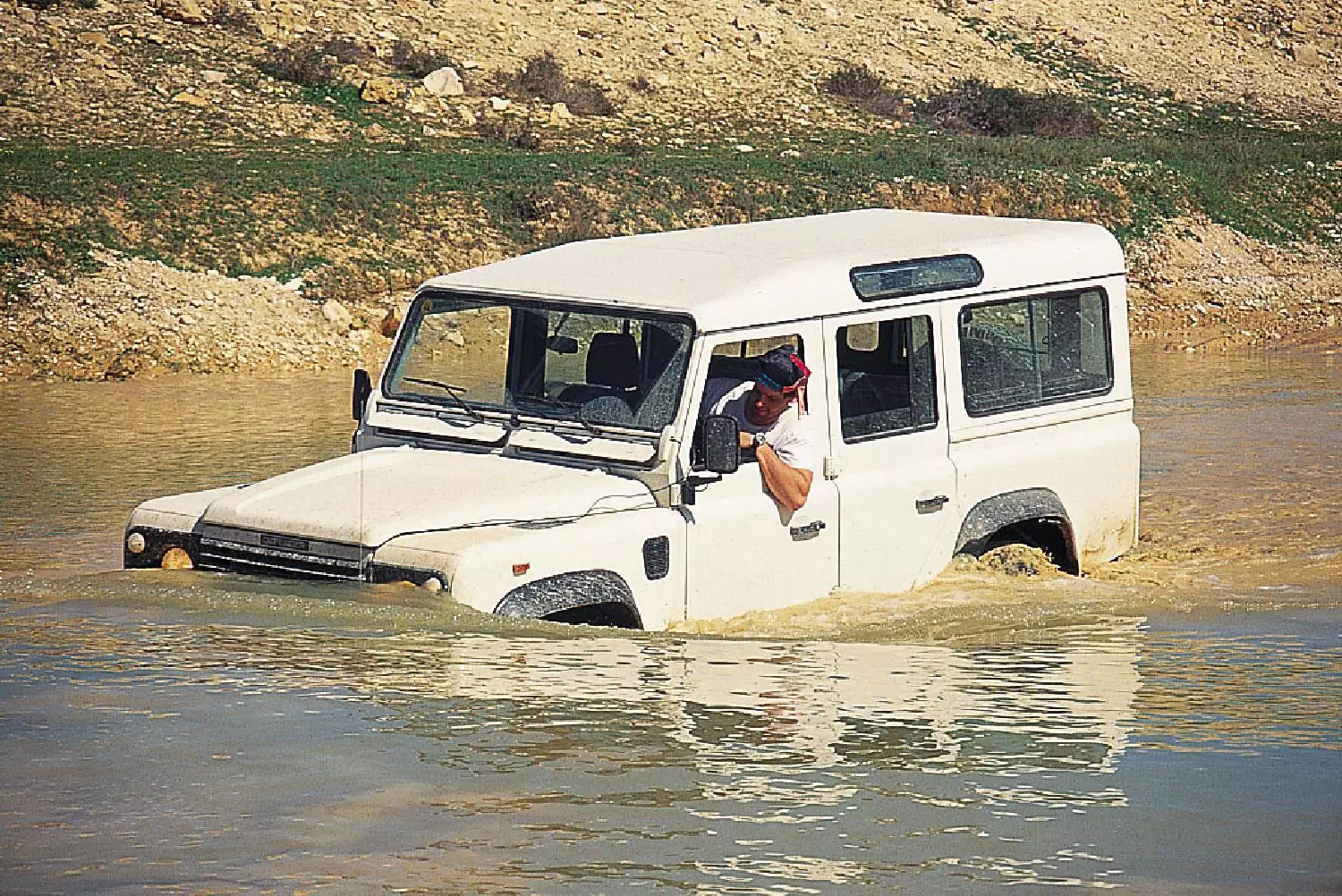 מהירות הצליחה צריכה ליצור גל מים רגוע לפני החרטום, ולהשאיר מים נמוכים בתוך תא המנוע. הילוך 'כוח' משולב, דיפרנציאלים נעולים. במקרה שהמנוע שתה מים ודומם, אל תנסו להתניעו מחדש בתוך המים