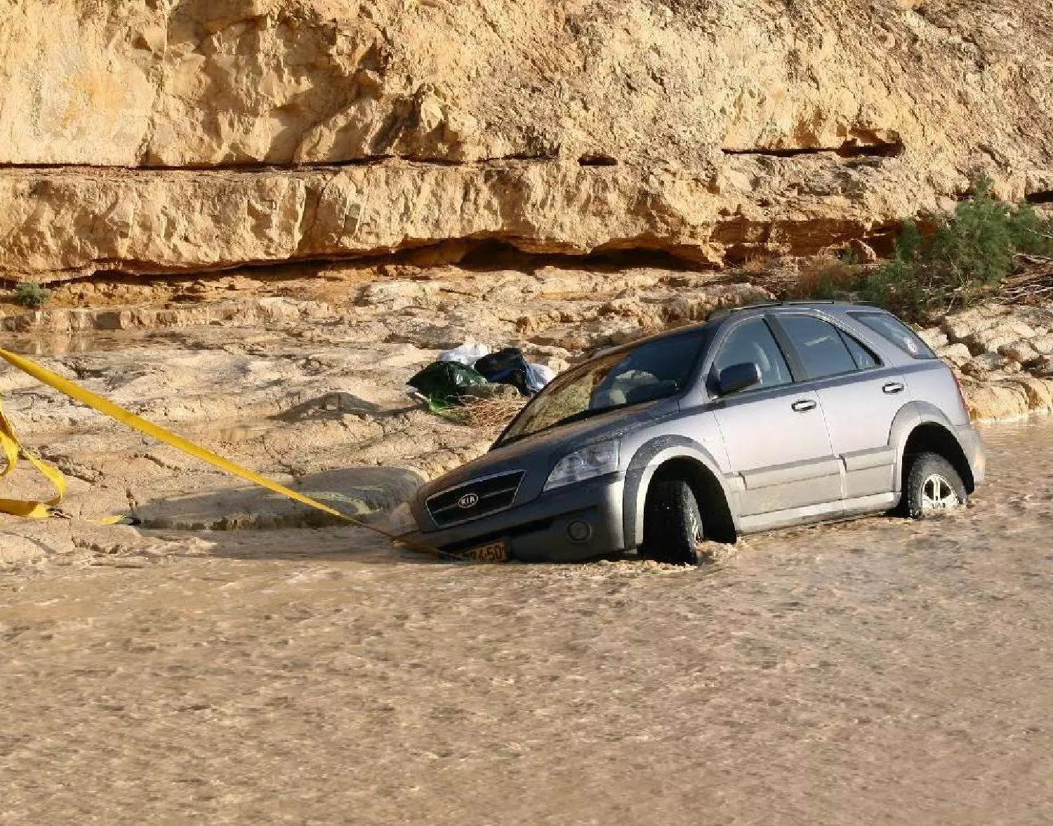 נהג הסורנטו גילה בדרך הקשה, שהשיטפון חפר תעלה תת מימית, בצמוד לדופן הערוץ