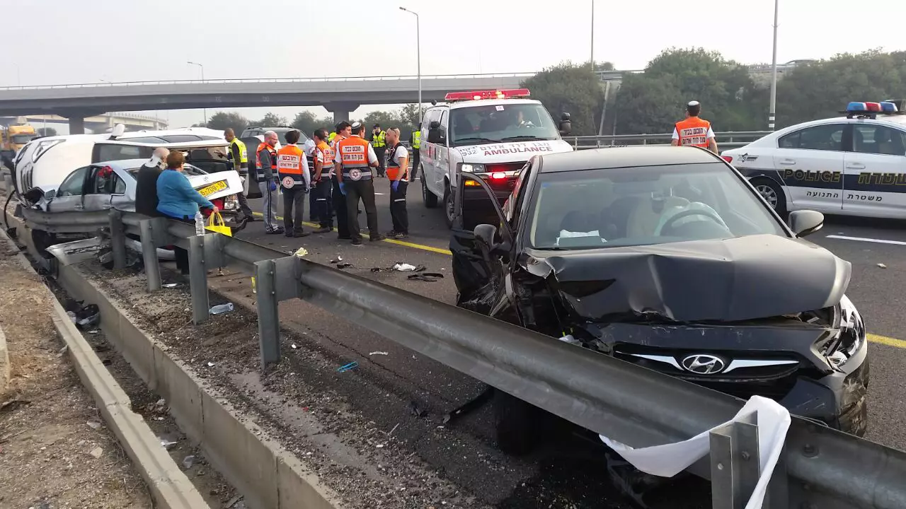 תאונת דרכים בכביש 1, סמוך למחלף בן-גוריון שליד נתב"ג, 14 נפגעים