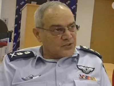 הרמטכ"ל, דן חלוץ. לגלות זהירות
