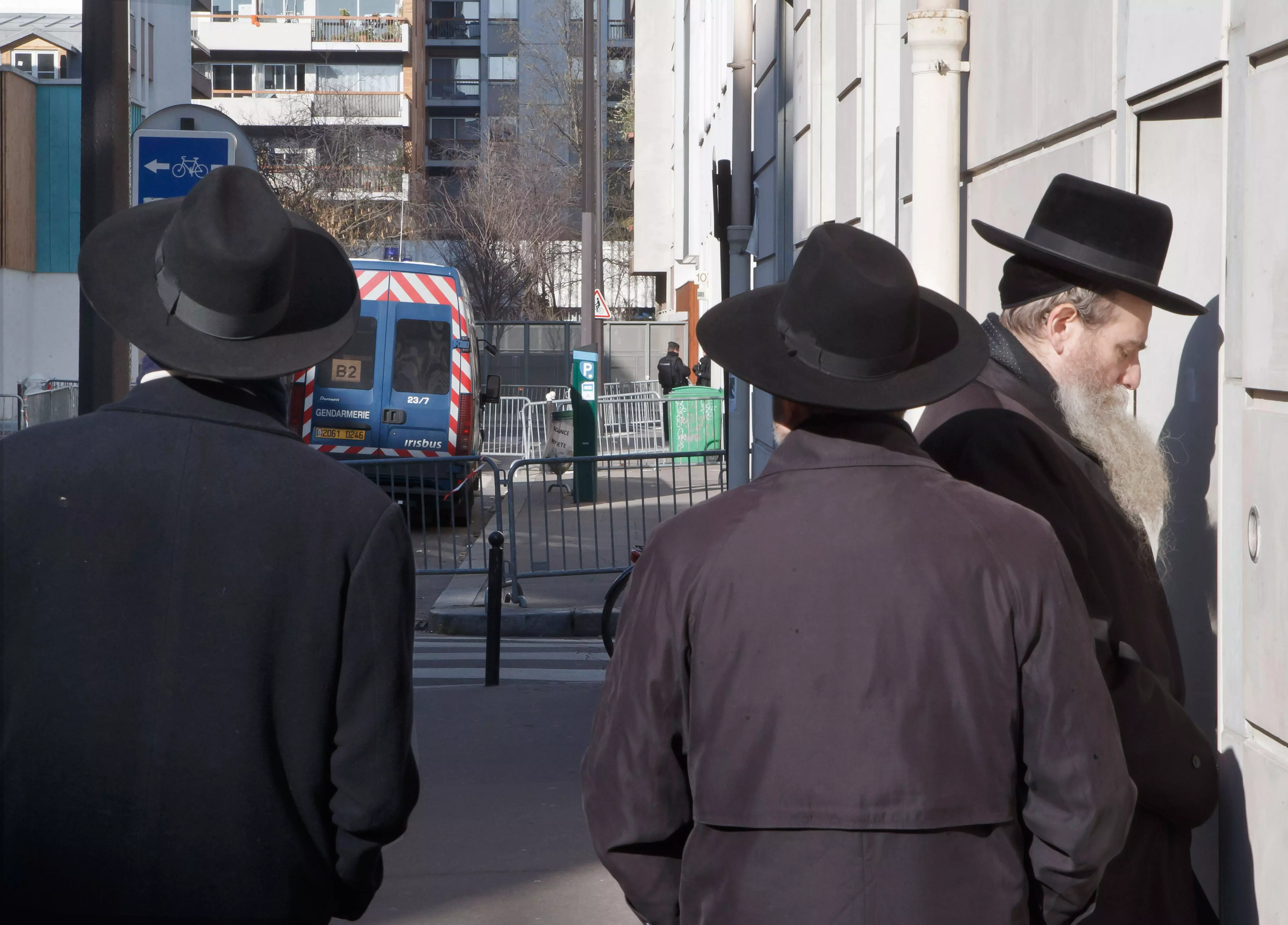 צרפת זקוקה להם". יהודים בביתם שבפריז, סמוך למערכת העיתון "שרלי הבדו", שהותקף אף הוא לפני כחודש