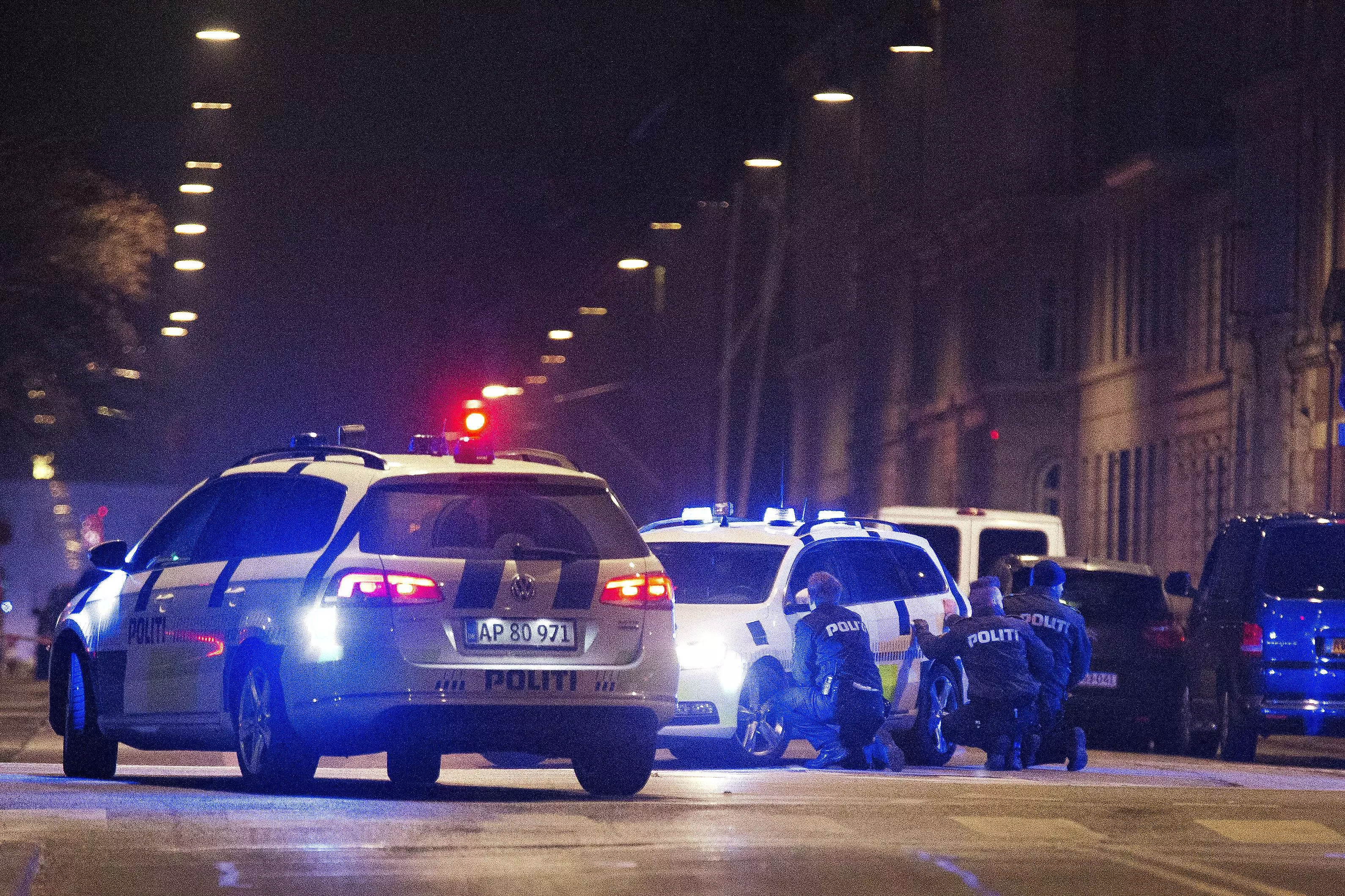 שוטרים במרכז קופנהגן לאחר הירי ליד בית הכנסת, הלילה