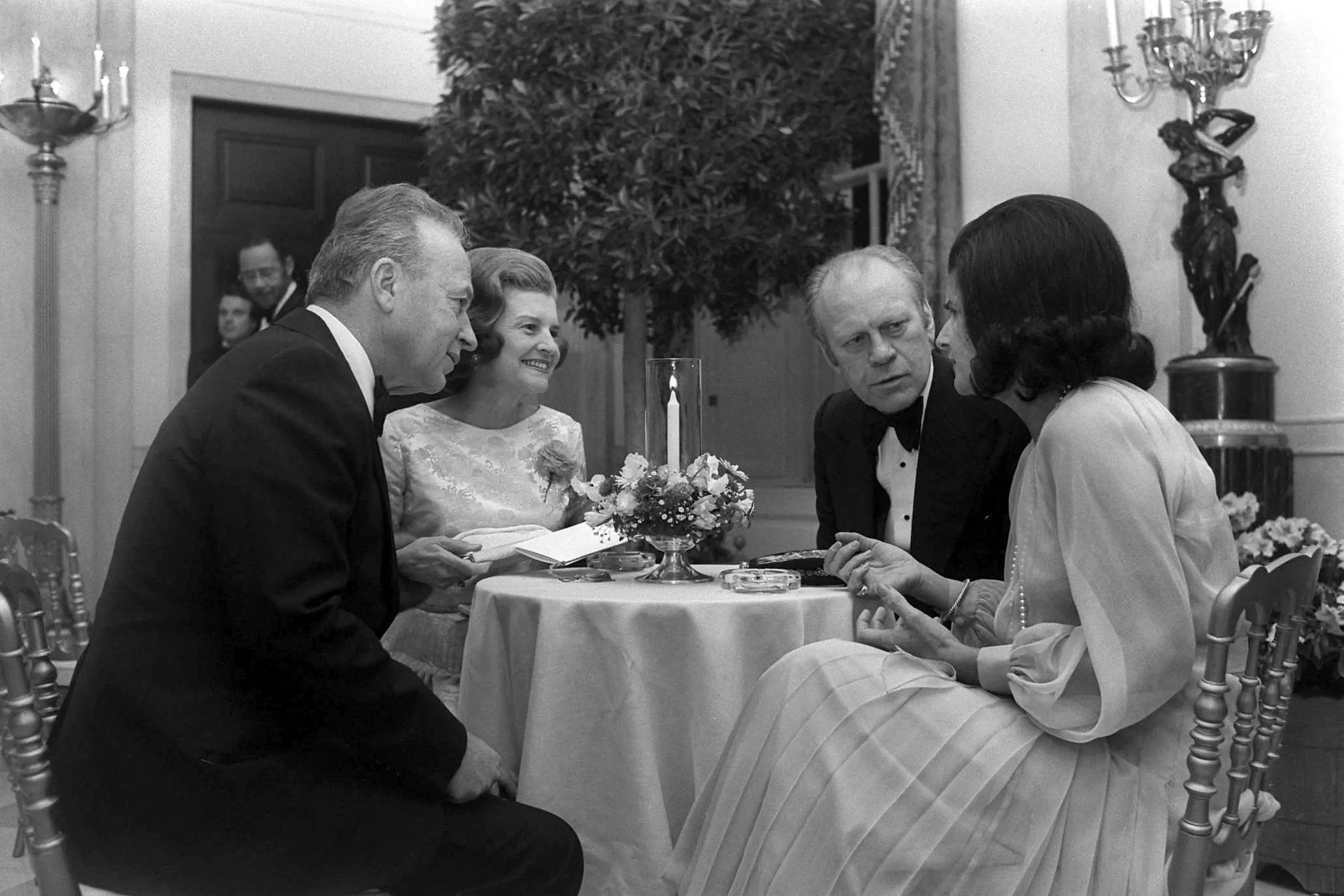 הנשיא פורד ורעייתו מארחים בבית הלבן את יצחק ולאה רבין, ב-1976