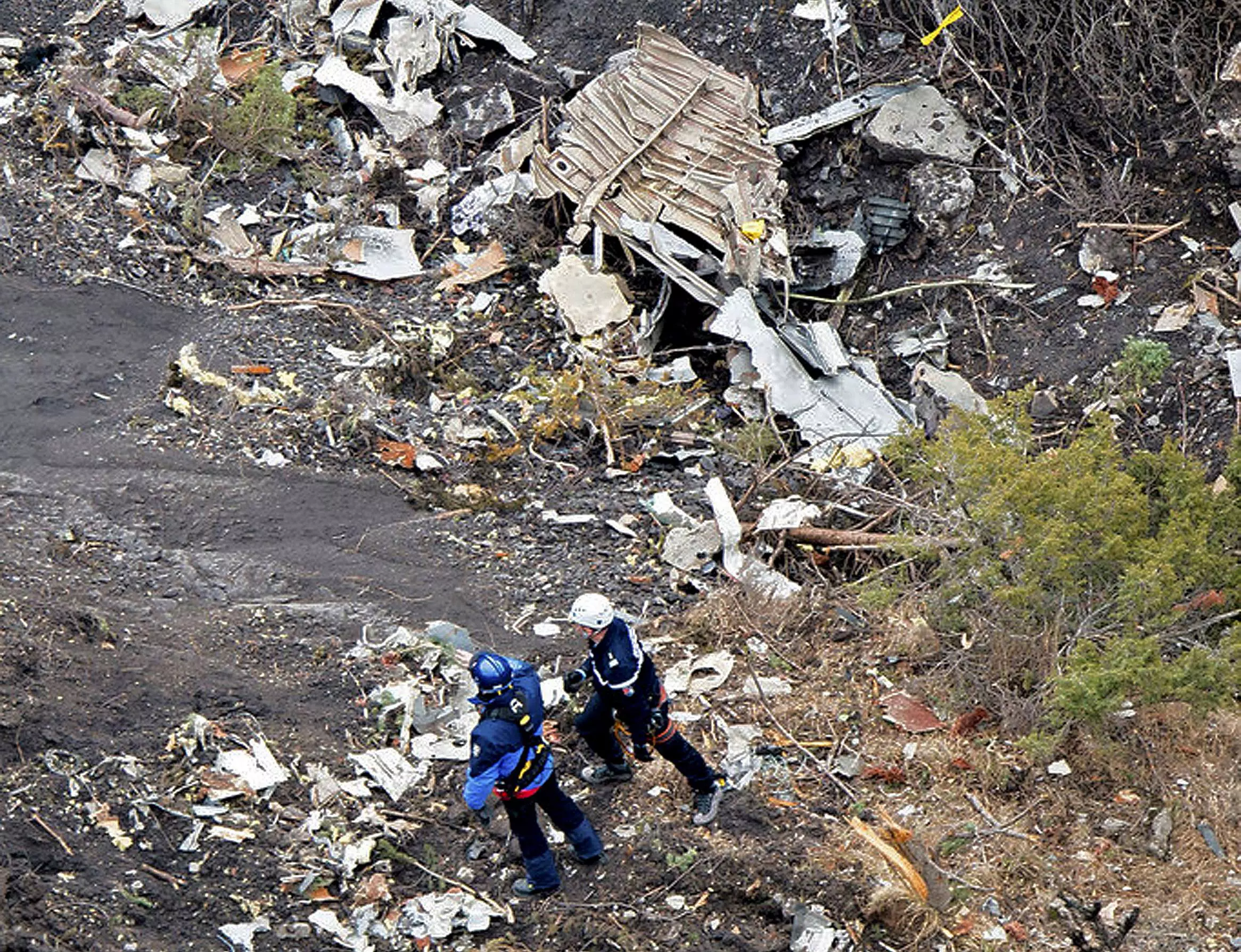 כוחות החילוץ ליד שברי המטוס באלפים