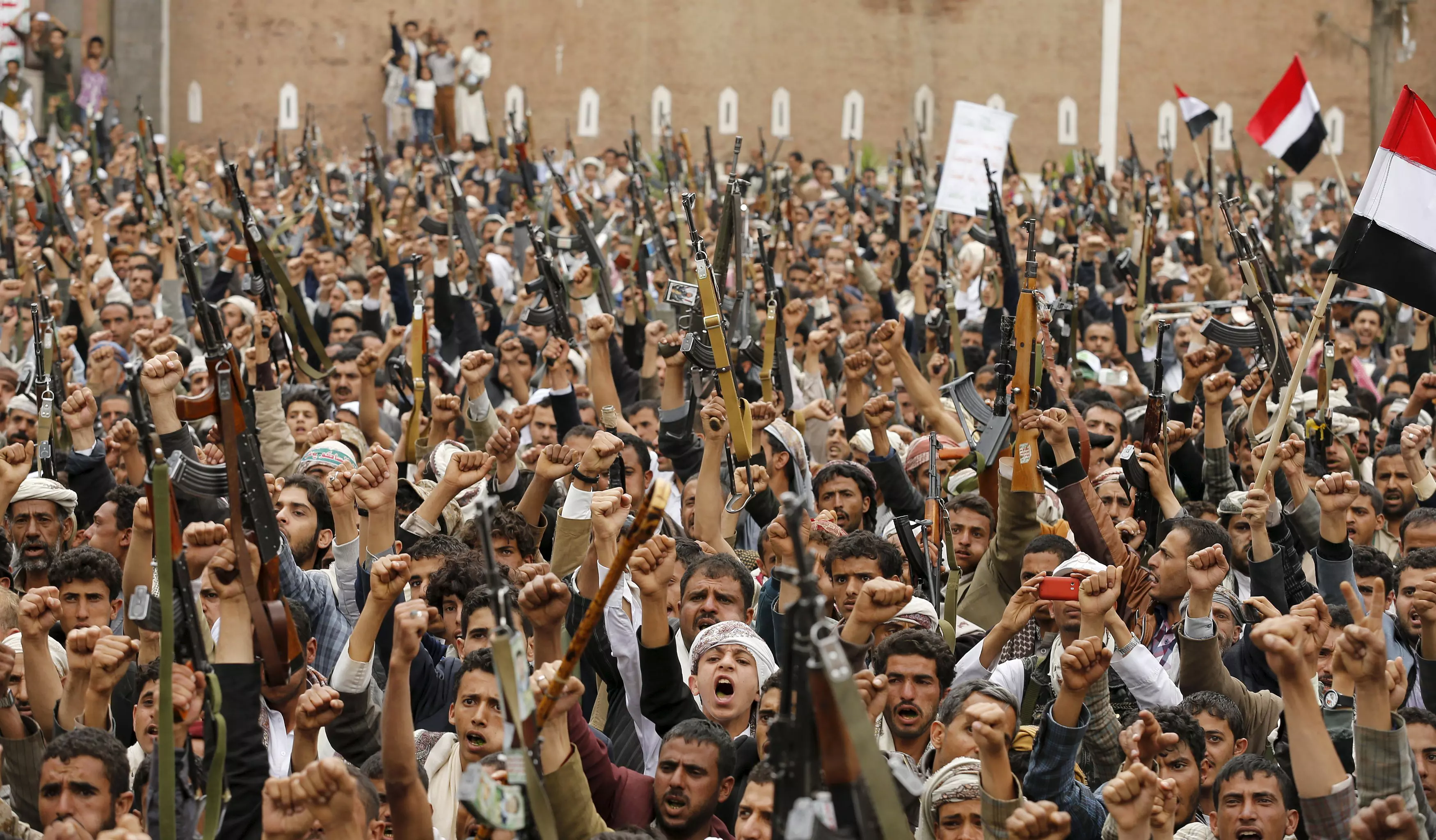 לוחמים חות'ים בהפגנה נגד המבצע הסעודי בצנעא