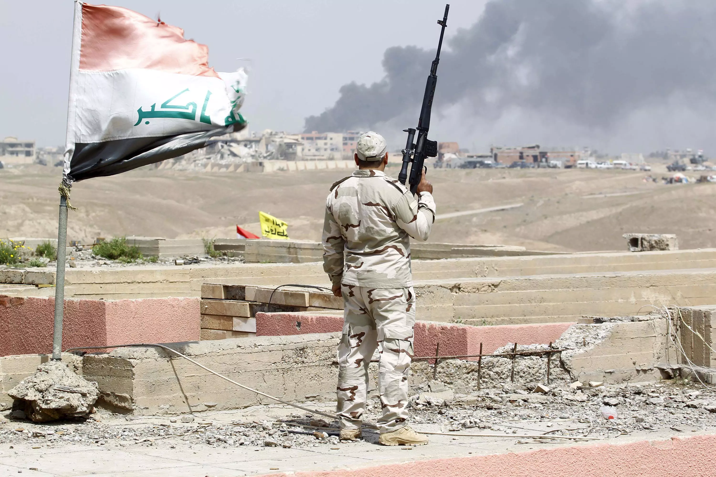 עשן מיתמר מזירת קרב בין לוחמי דאעש לצבא עיראק ברמאדי