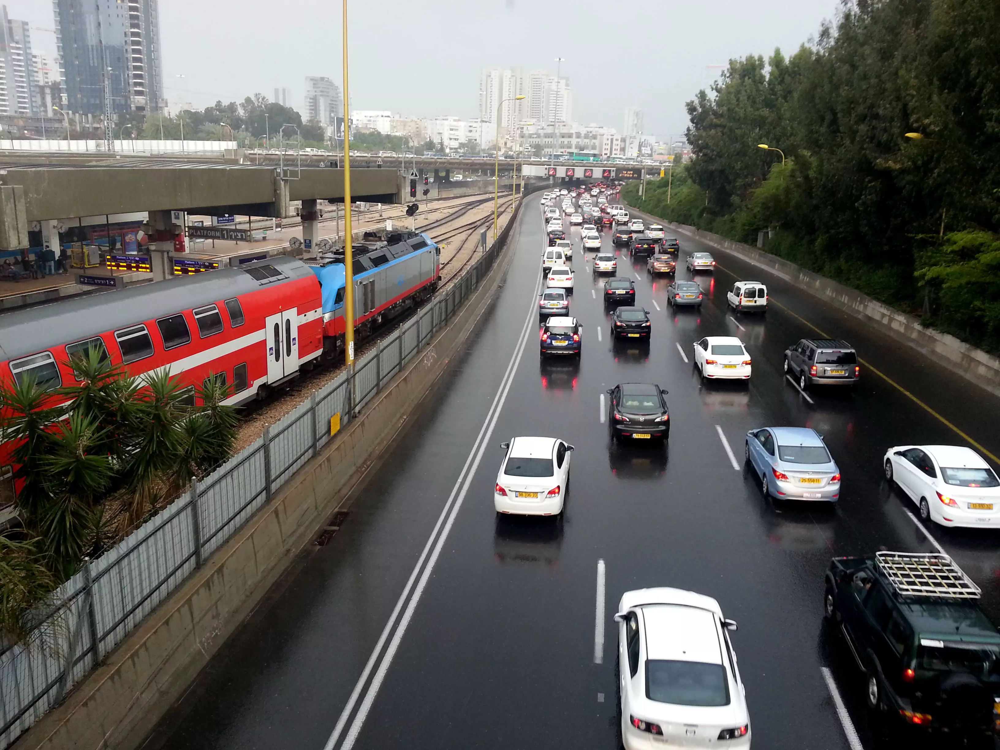 עומס תנועה בנתיבי איילון מול רכבת ישראל