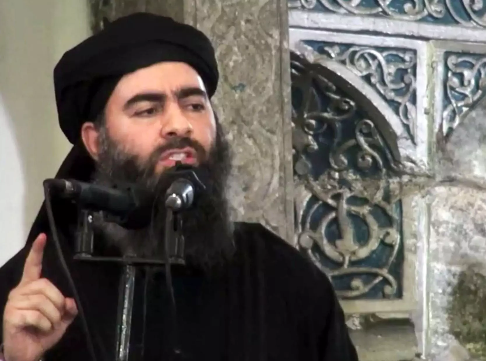 מנהיג דאעש אבו-בכר אל-בגדאדי בתמונה מיולי 2014