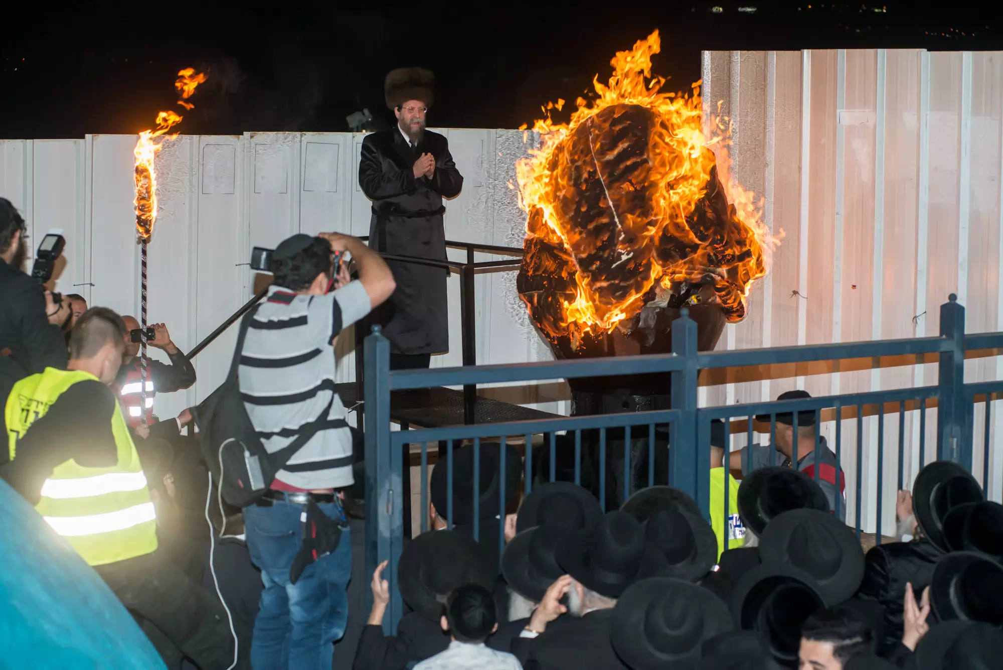 האדמו"ר מבויאן מדליק מדורה