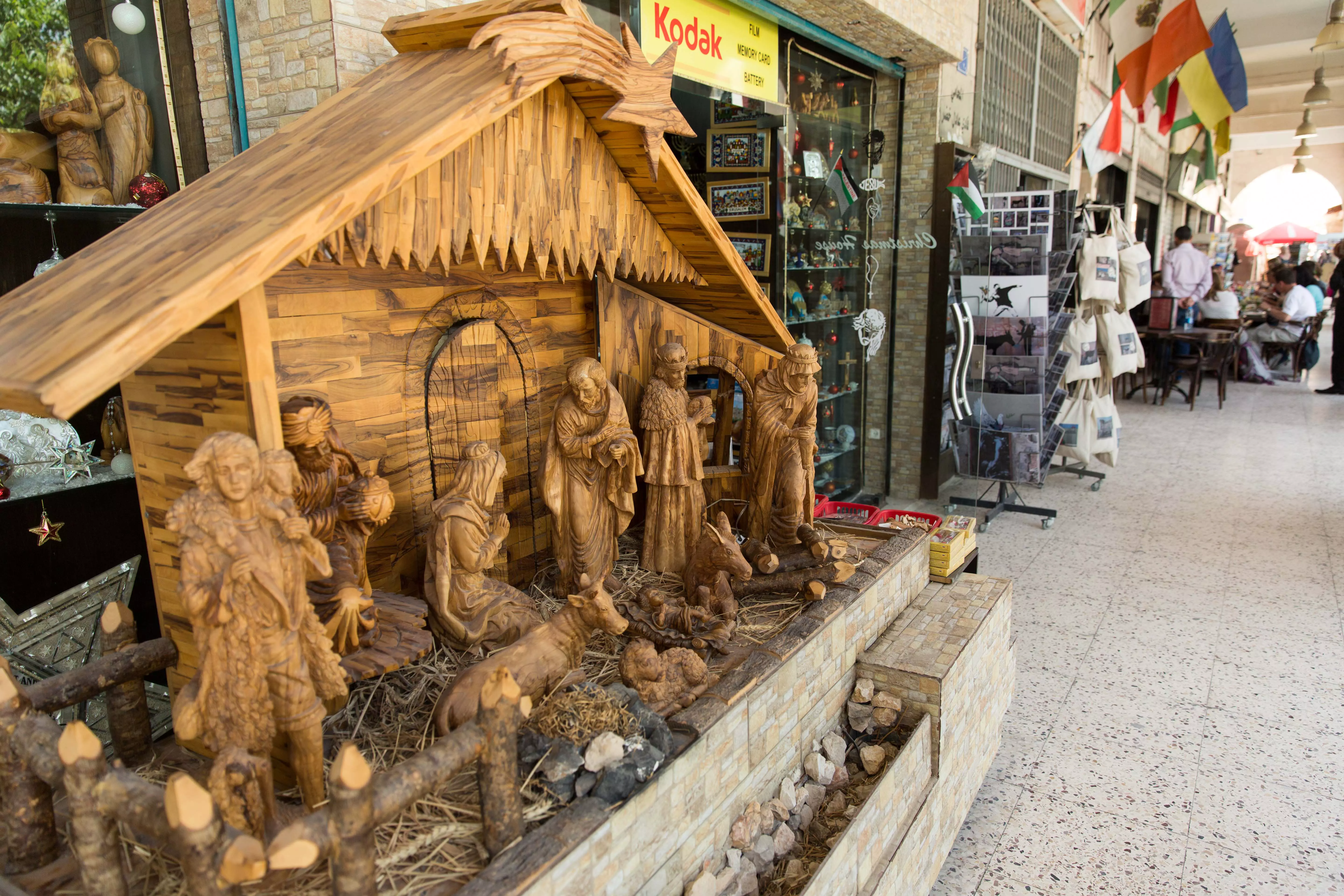 מזכרות נוצריות שנמכרות בשוק המקומי