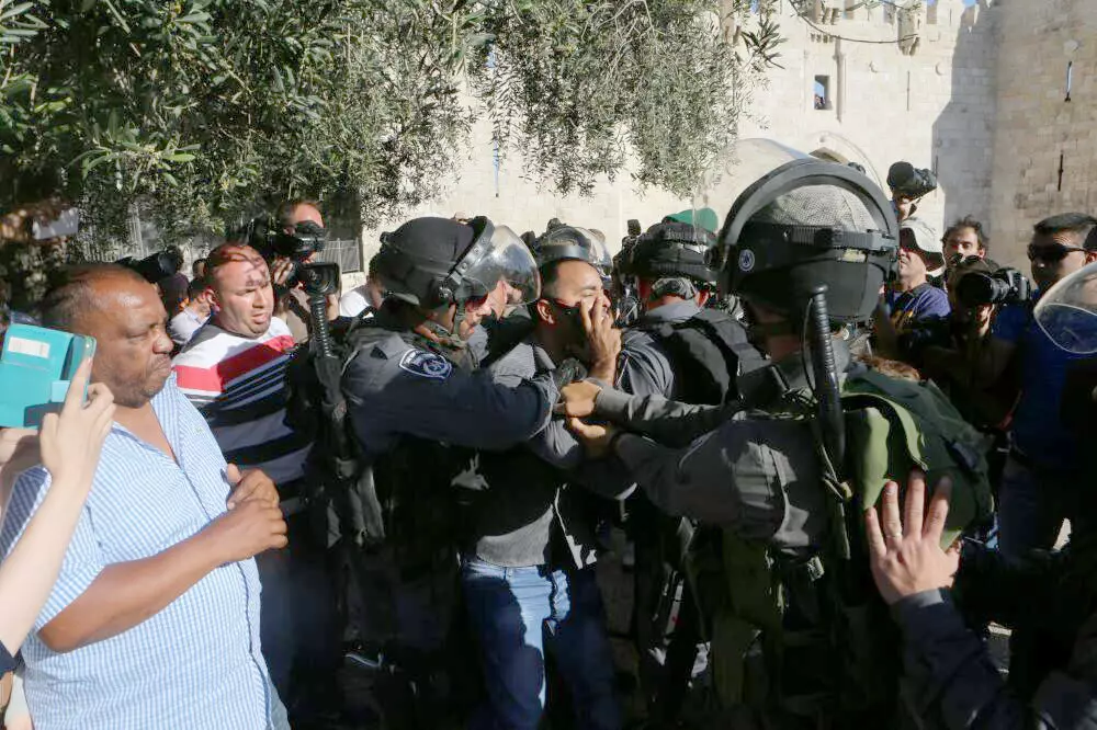 עימותים בין פלסטינים, יהודים ושוטרים באזור שער שכם בעיר ירושלים, במהלך אירועי יום ירושלים, מאי 2015