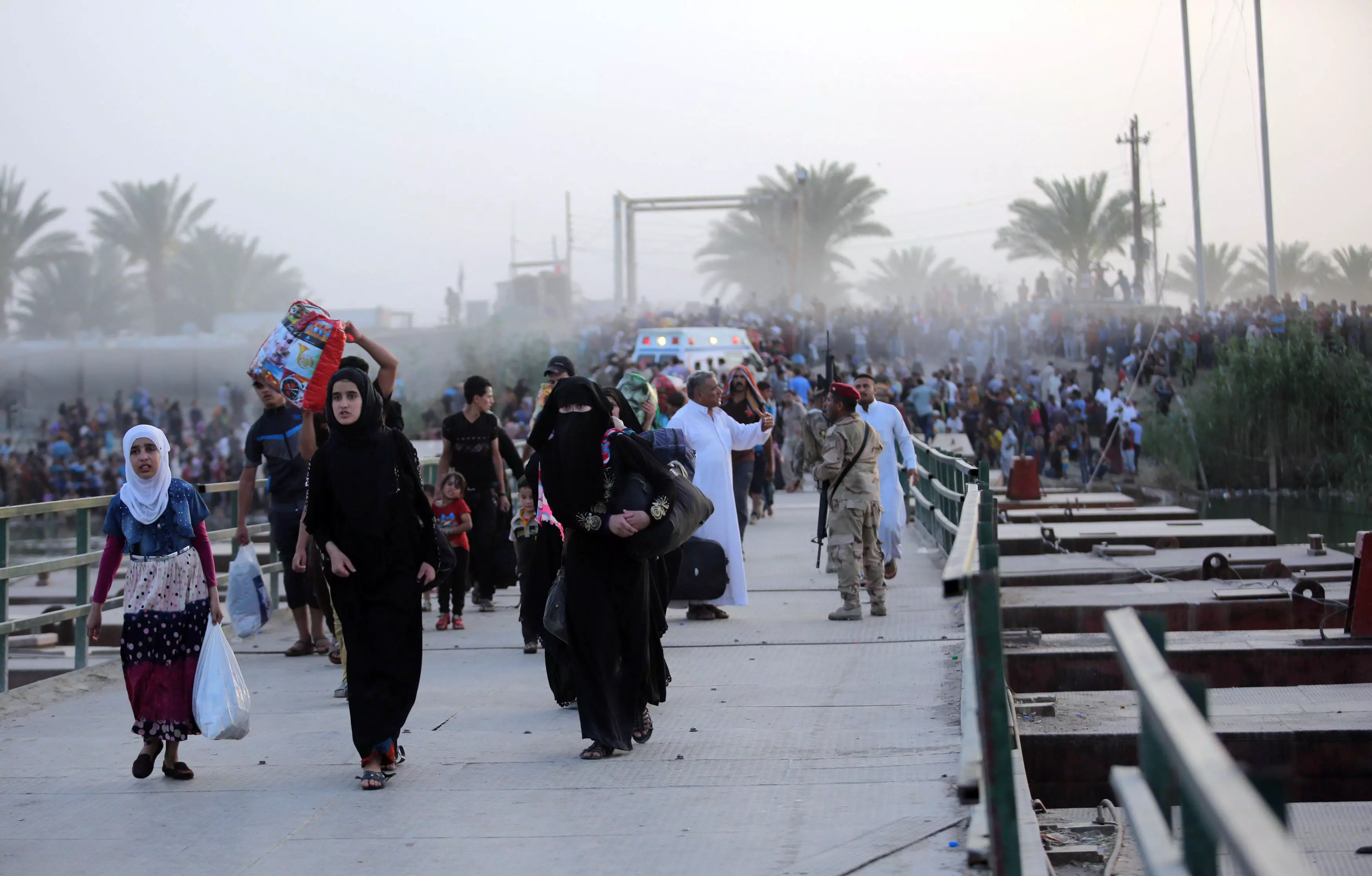 תושבי רמאדי נמלטים מאימת דאעש אחרי כיבוש העיר