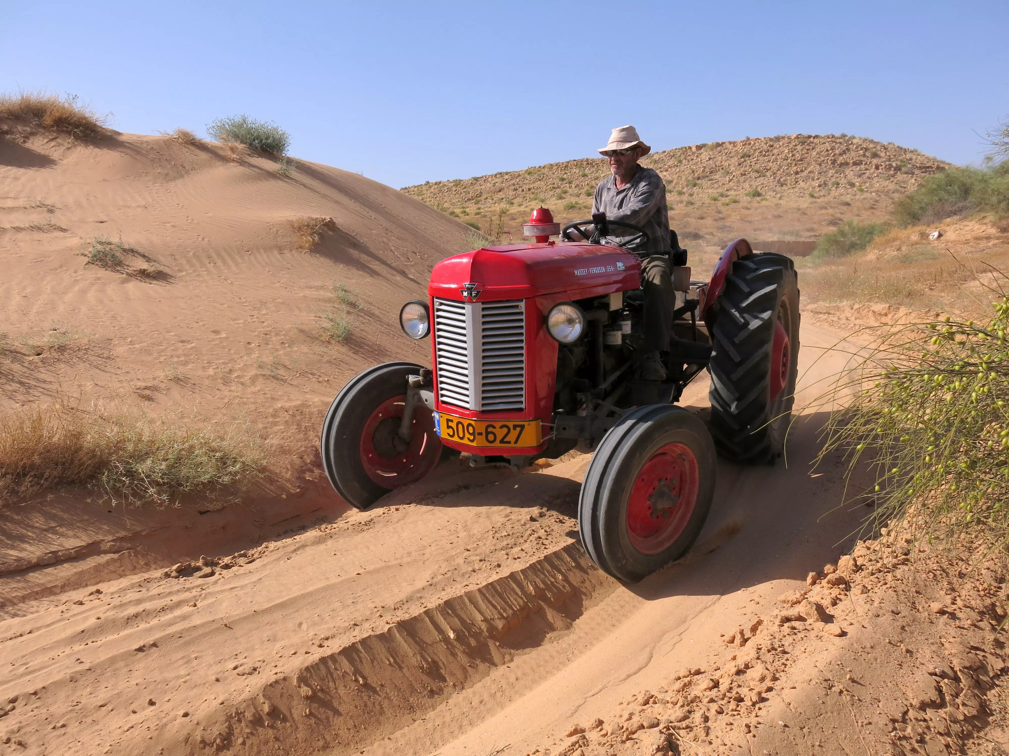 מי צריך 4X4, אם יש לך 54 שנות ניסיון בשטח?