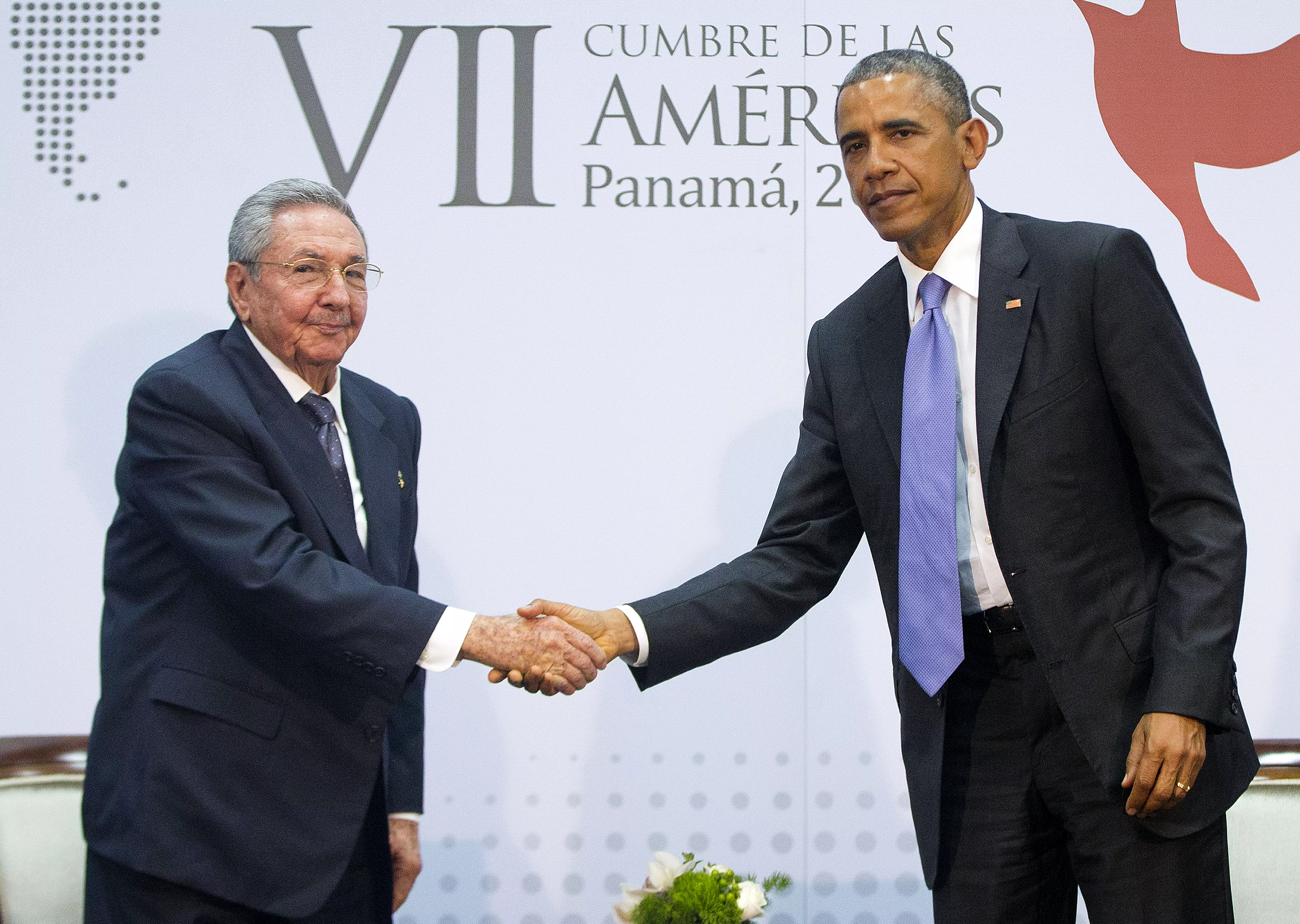 אובמה וראול קסטרו בפגישתם ההיסטורית בפנמה, בחודש שעבר