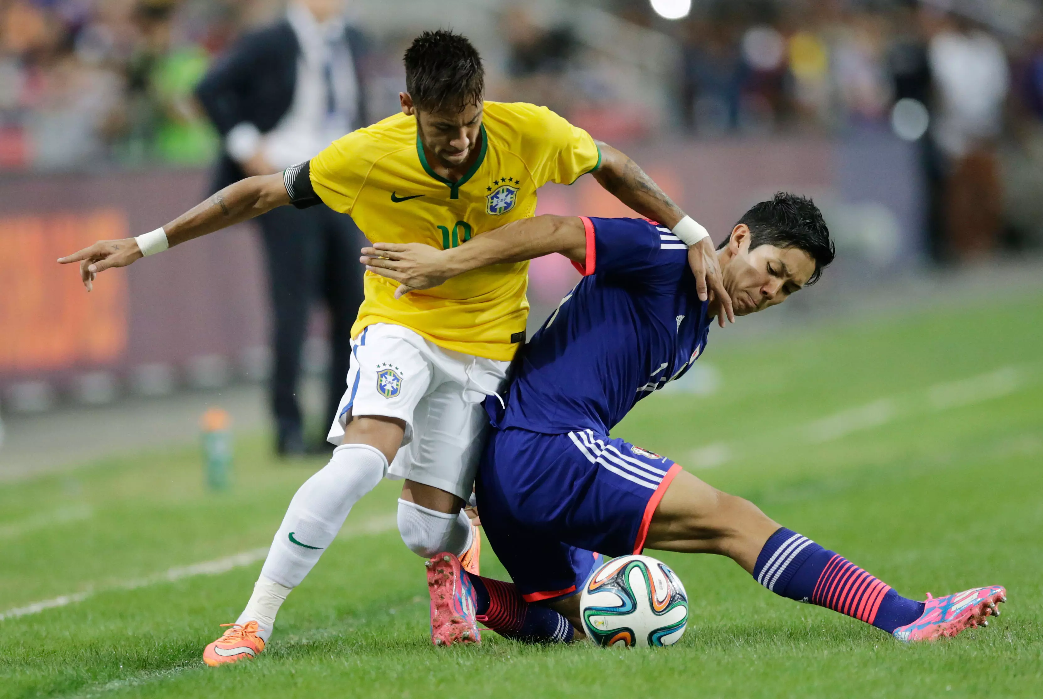 שחקן נבחרת יפן, יושינורי מוטו, נאבק בשחקן נבחרת ברזיל, ניימאר