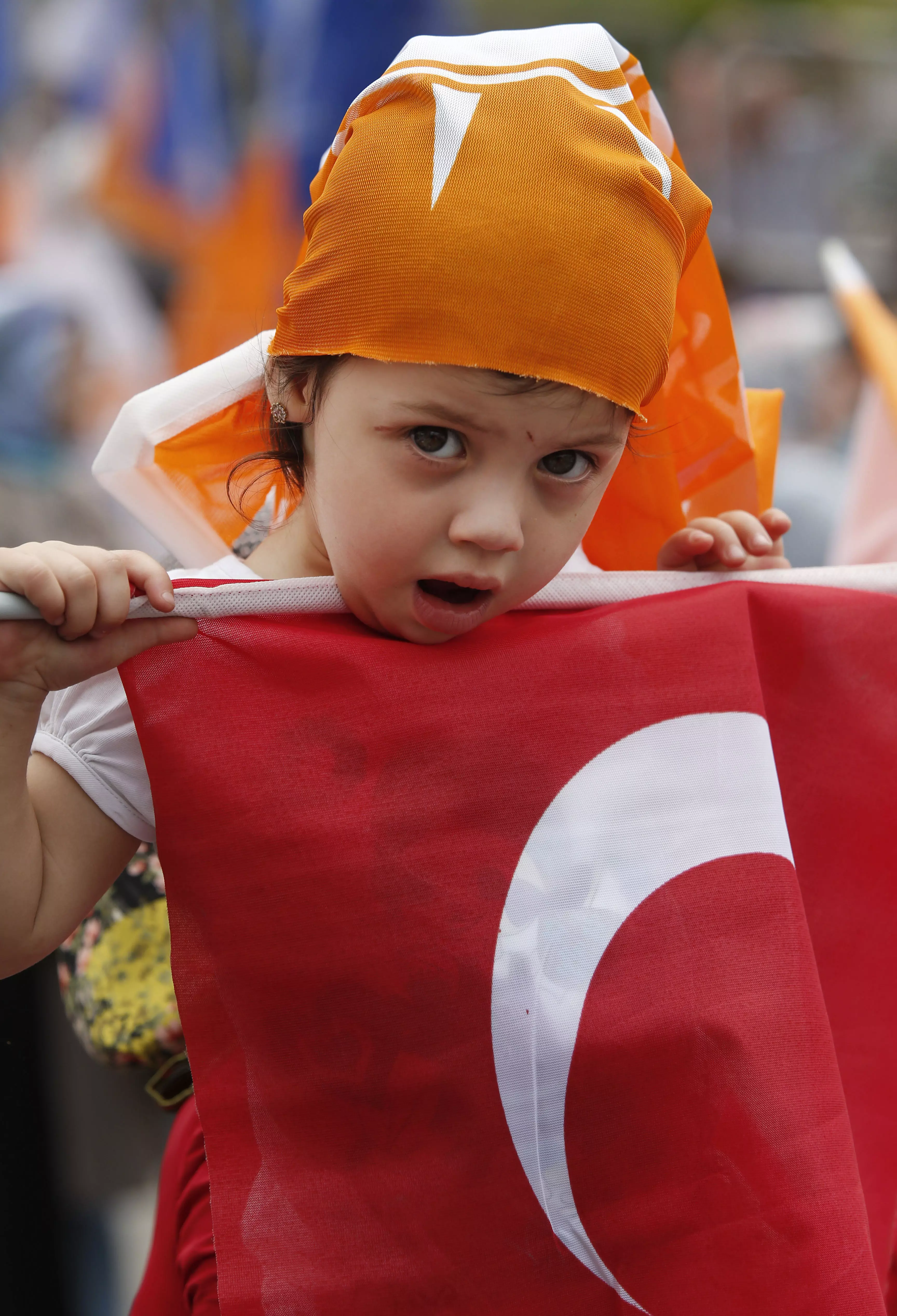 ילד מניף את דגל טורקיה בעצרת של תומכי ארדואן