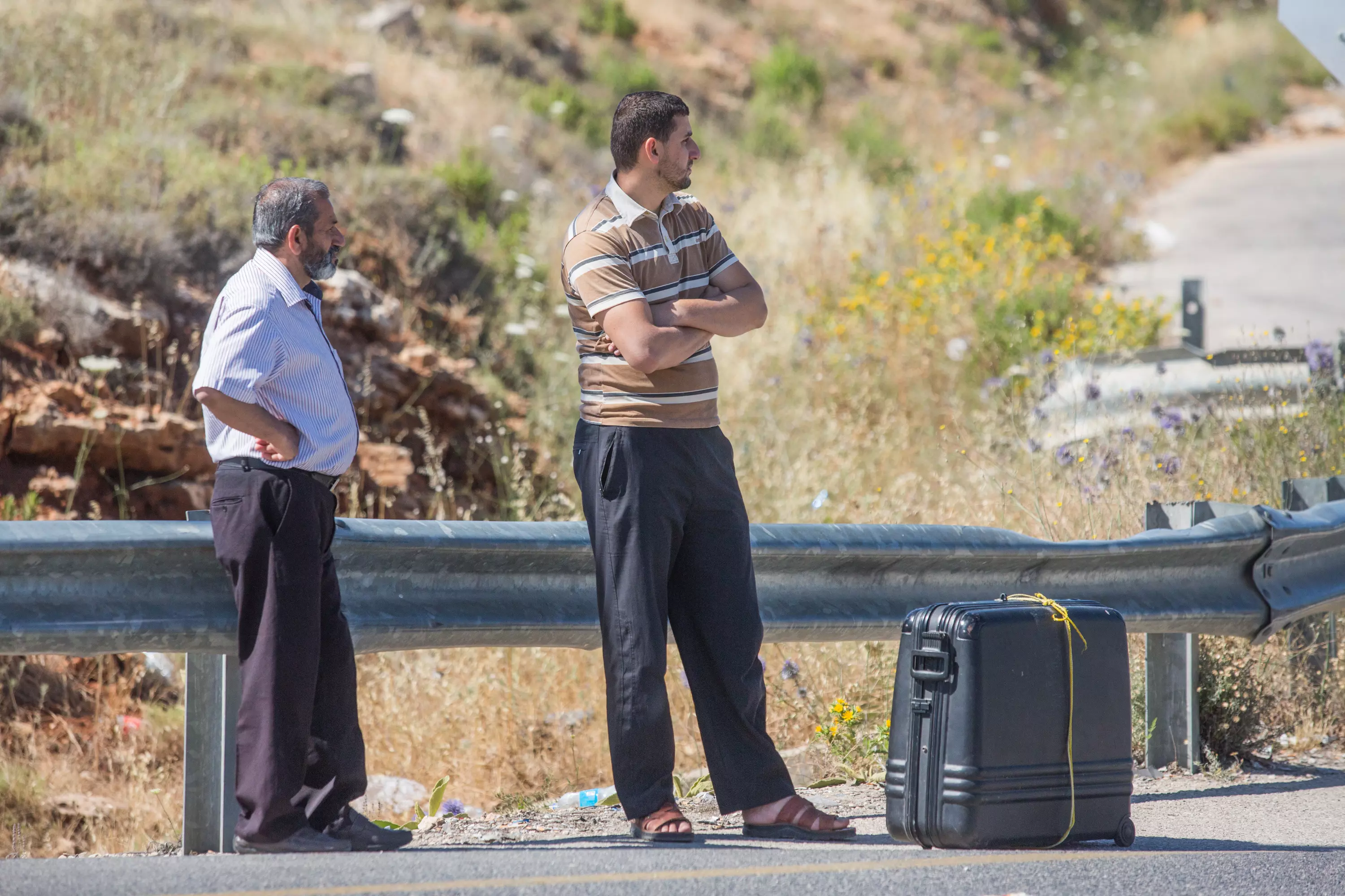 פלסטינים ממתינים בצד הדרך. צומת תפוח