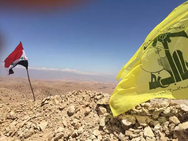 דגלי חיזבאללה וסורי בהרי הקלמון, היום