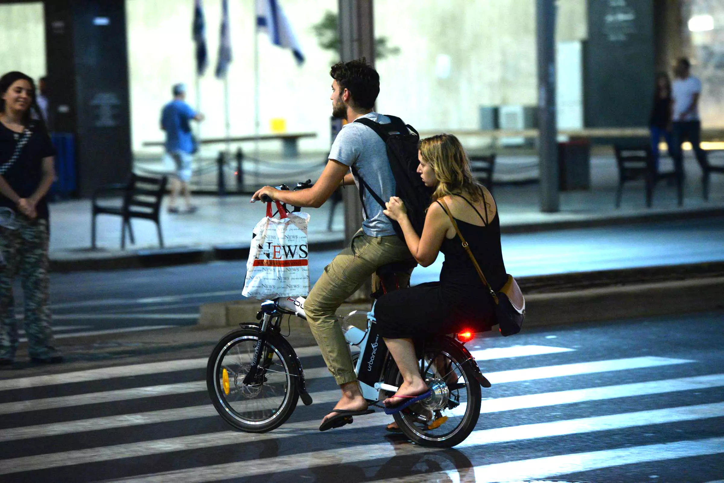 רוכבי אופניים חשמליים בתל אביב