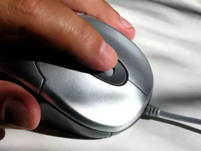 יד לוחצת על עכבר מחשב