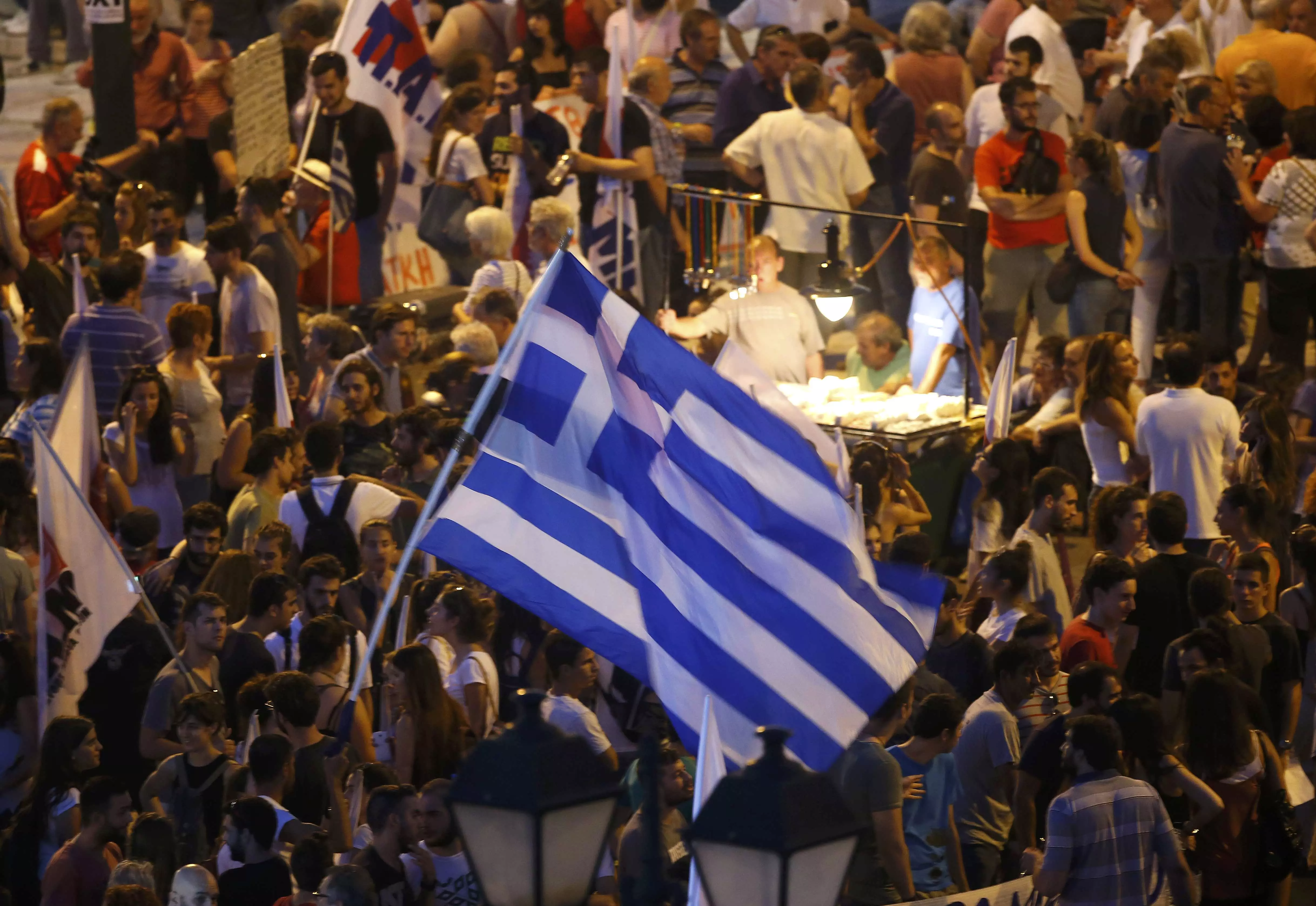 מפגינים מול הפרלמנט היווני, אמש