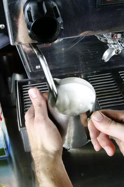הקצפת חלב במכונת קפה