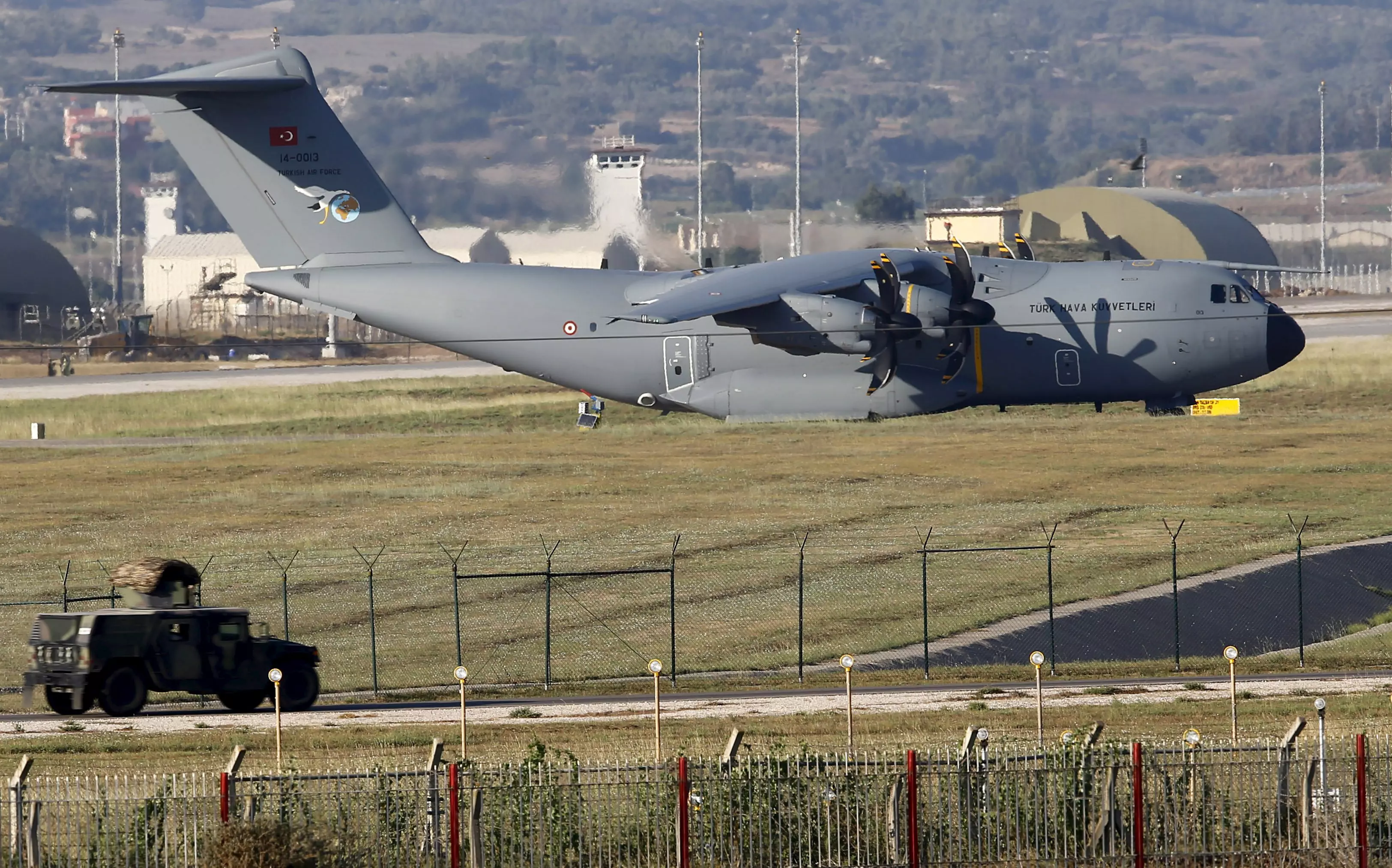 מטוס תובלה בשדה התעופה הצבאי אינצי'רליק