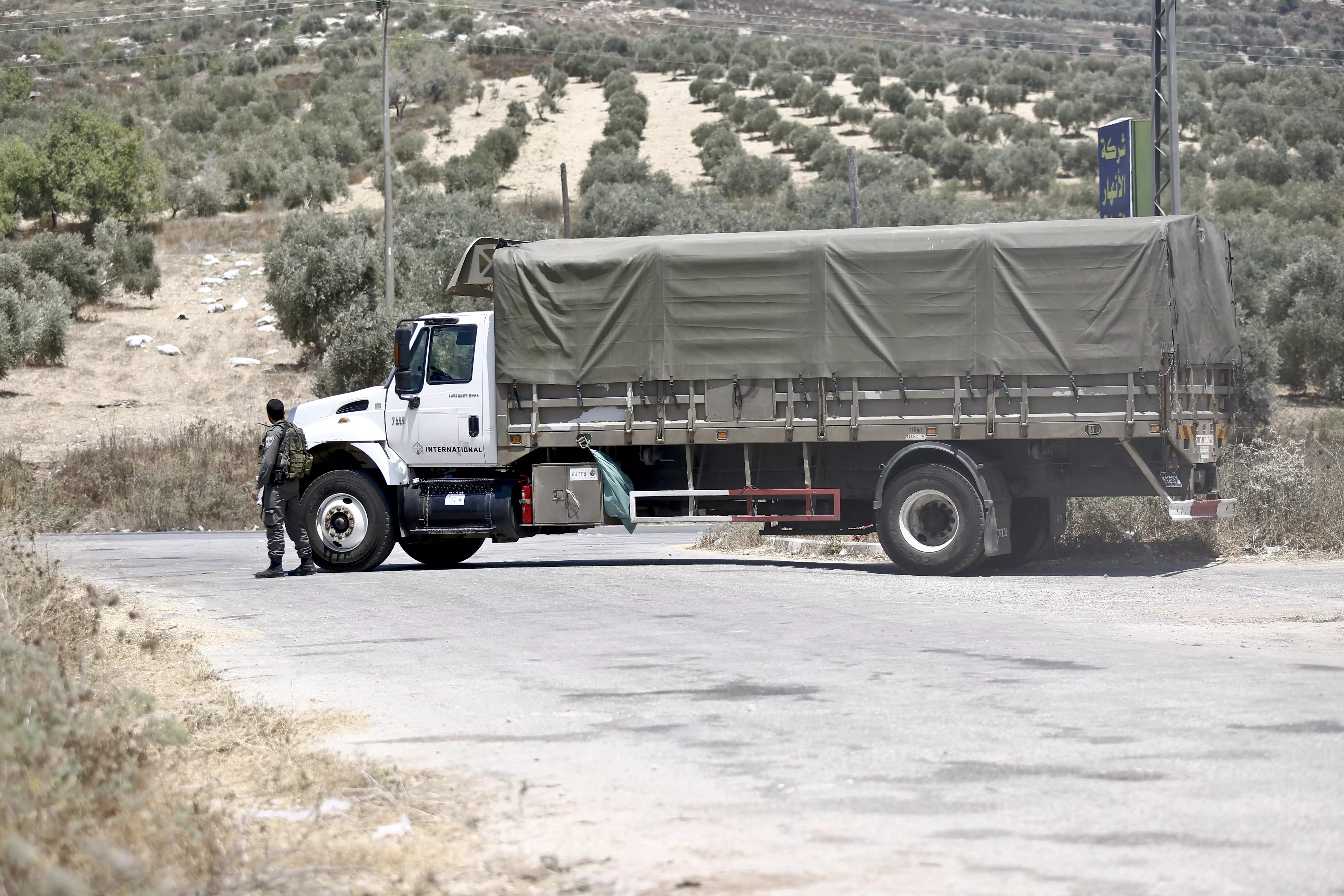 משאית צבאית סמוך להתנחלות שא-נור, 29 ביולי 2015