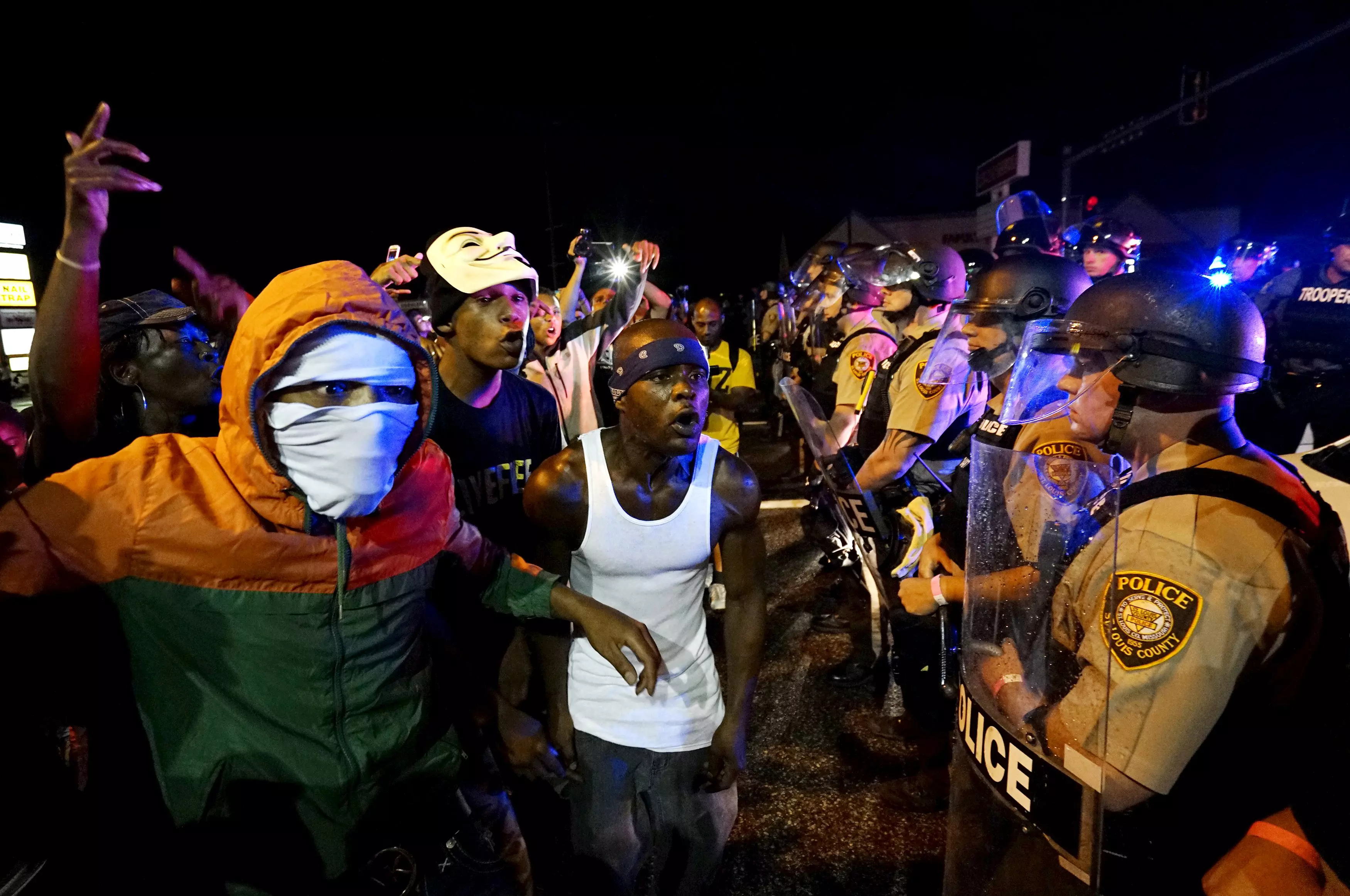 מפגינים מתעמתים מול שוטרים הלילה בפרגוסון, מיזורי