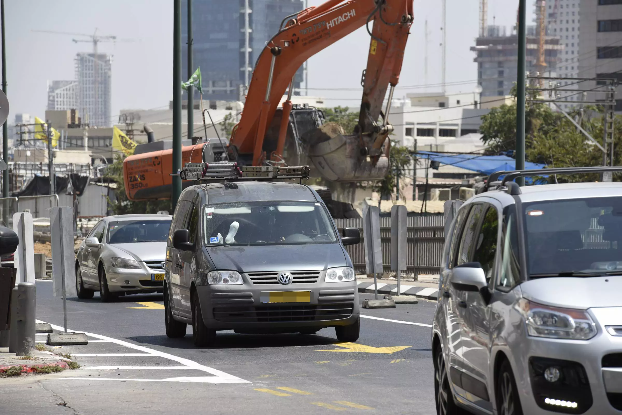 50 מצלמות נוספות יותקנו בהמשך. כלי רכב פרטיים בנתיב תחבורה ציבורית בתל אביב