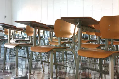 כיסאות סטודנטים ריקים בכיתה כיתה כסא שקט