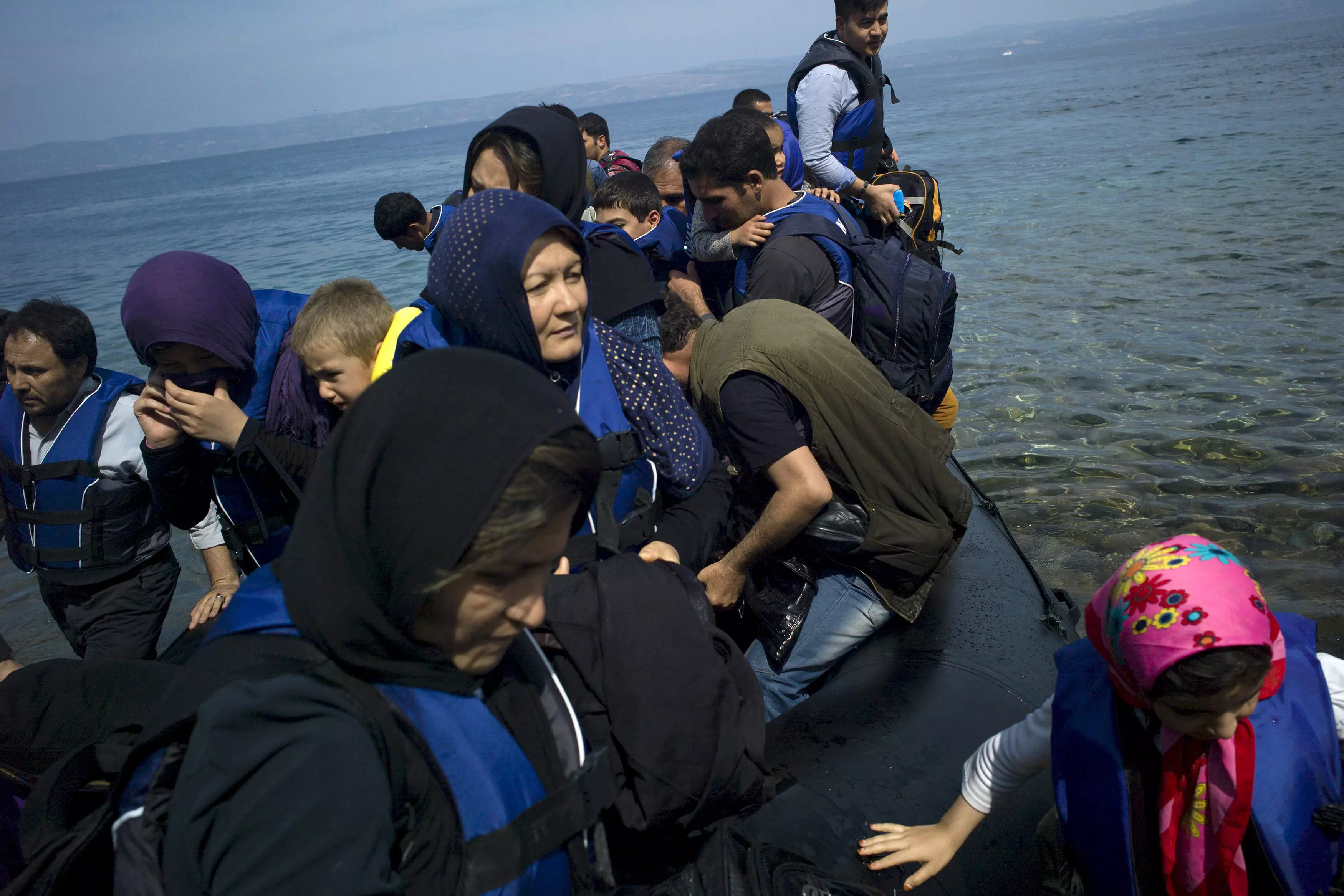 מהגרים מגיעים בסירות לאי לסבוס שביוון